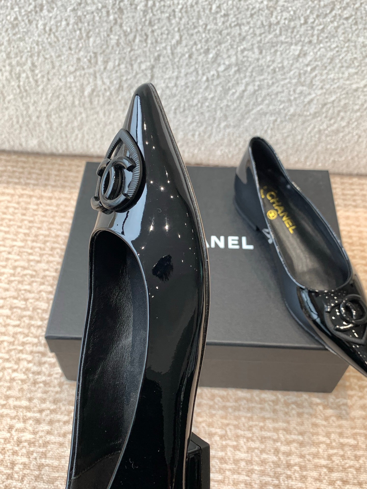 FLAT PUMP IN BLACK PATENT CALFSKIN - 35