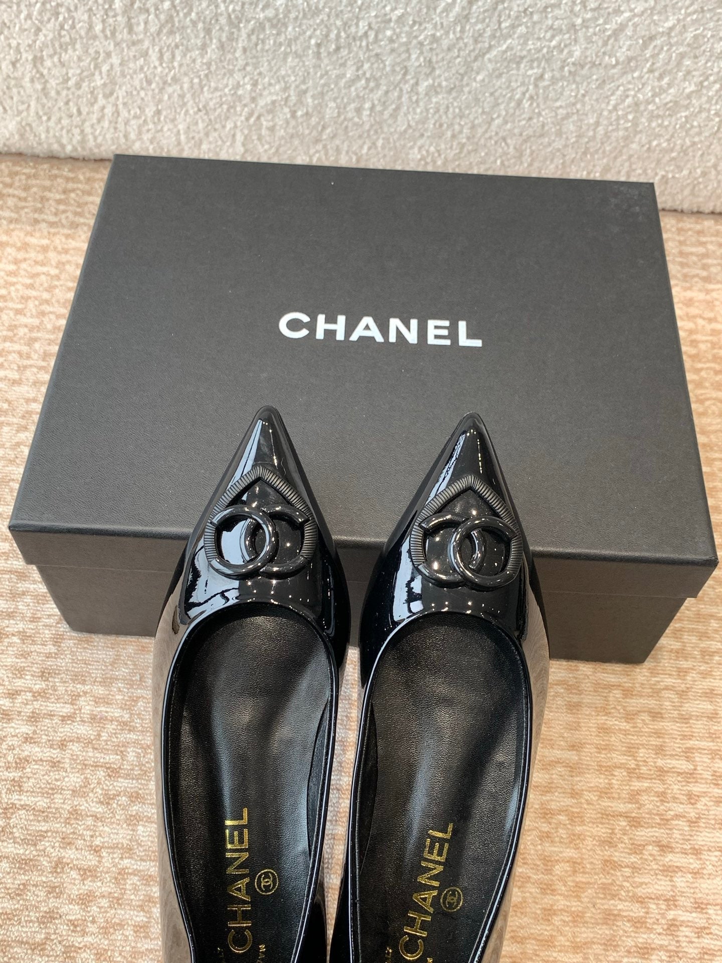 FLAT PUMP IN BLACK PATENT CALFSKIN - 35