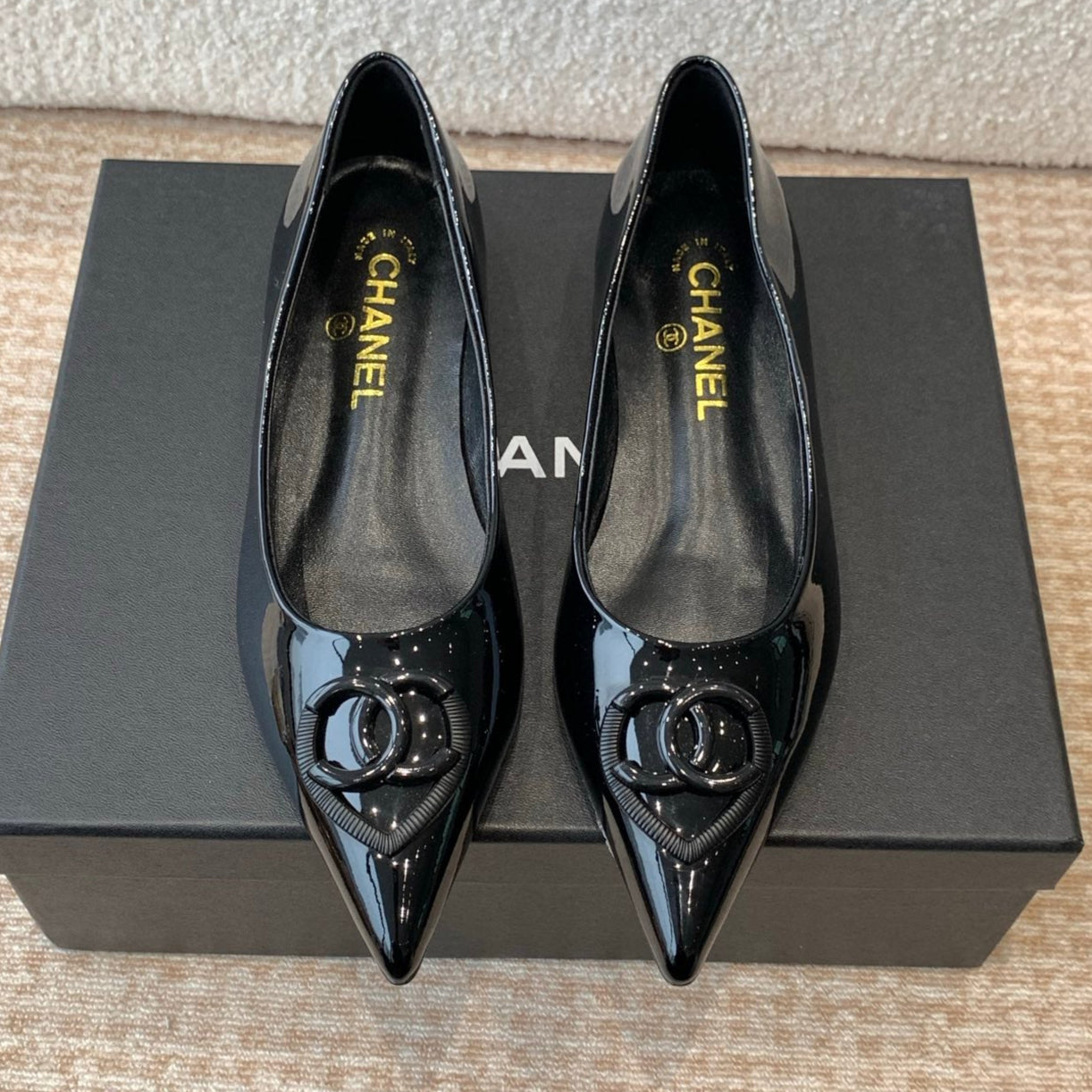 FLAT PUMP IN BLACK PATENT CALFSKIN - 35