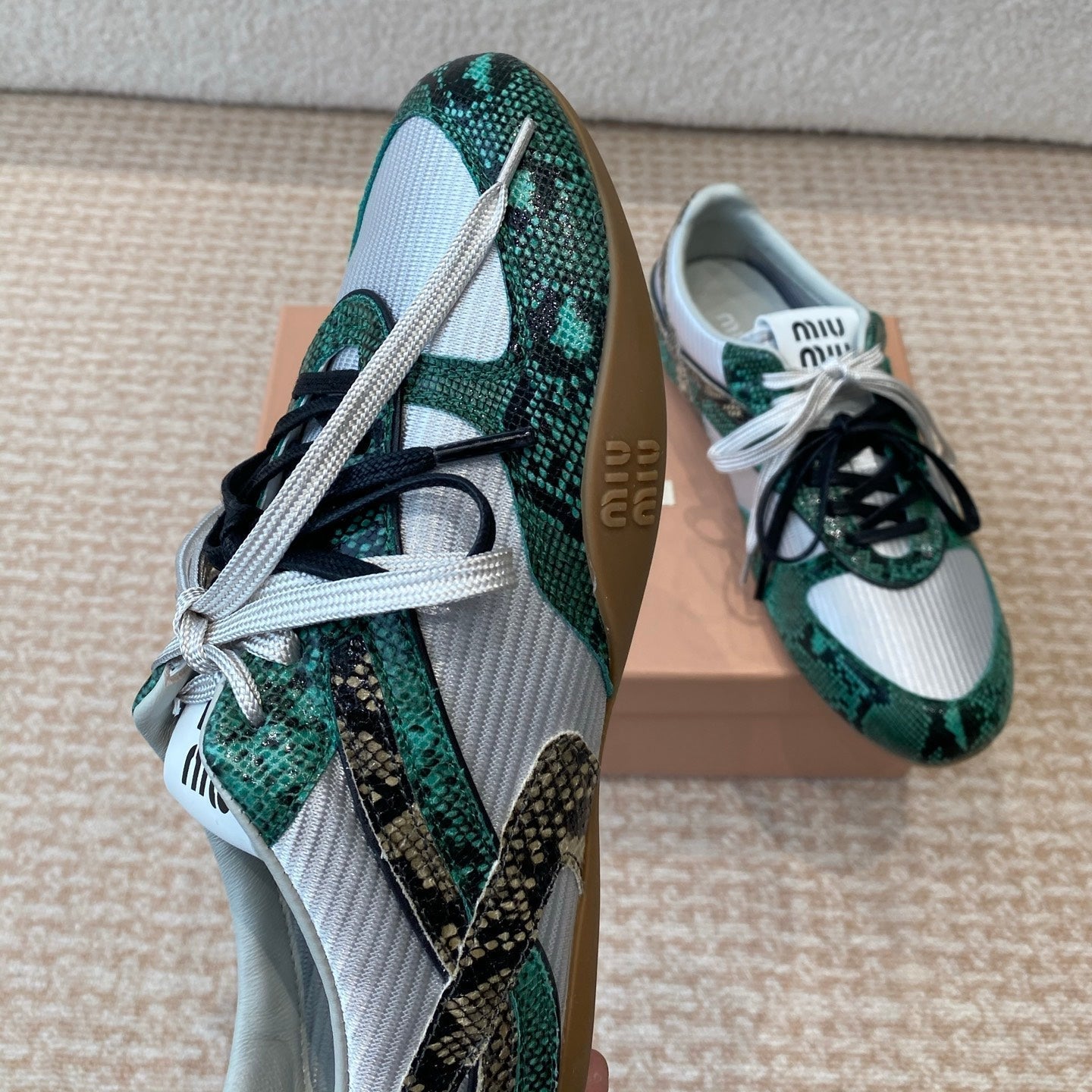 GYMNASIUM SNEAKER IN SILVER FABRIC AND DARK GREEN SNAKE EFFECT CALFSKIN - 35