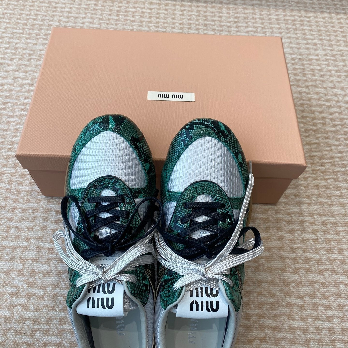 GYMNASIUM SNEAKER IN SILVER FABRIC AND DARK GREEN SNAKE EFFECT CALFSKIN - 35