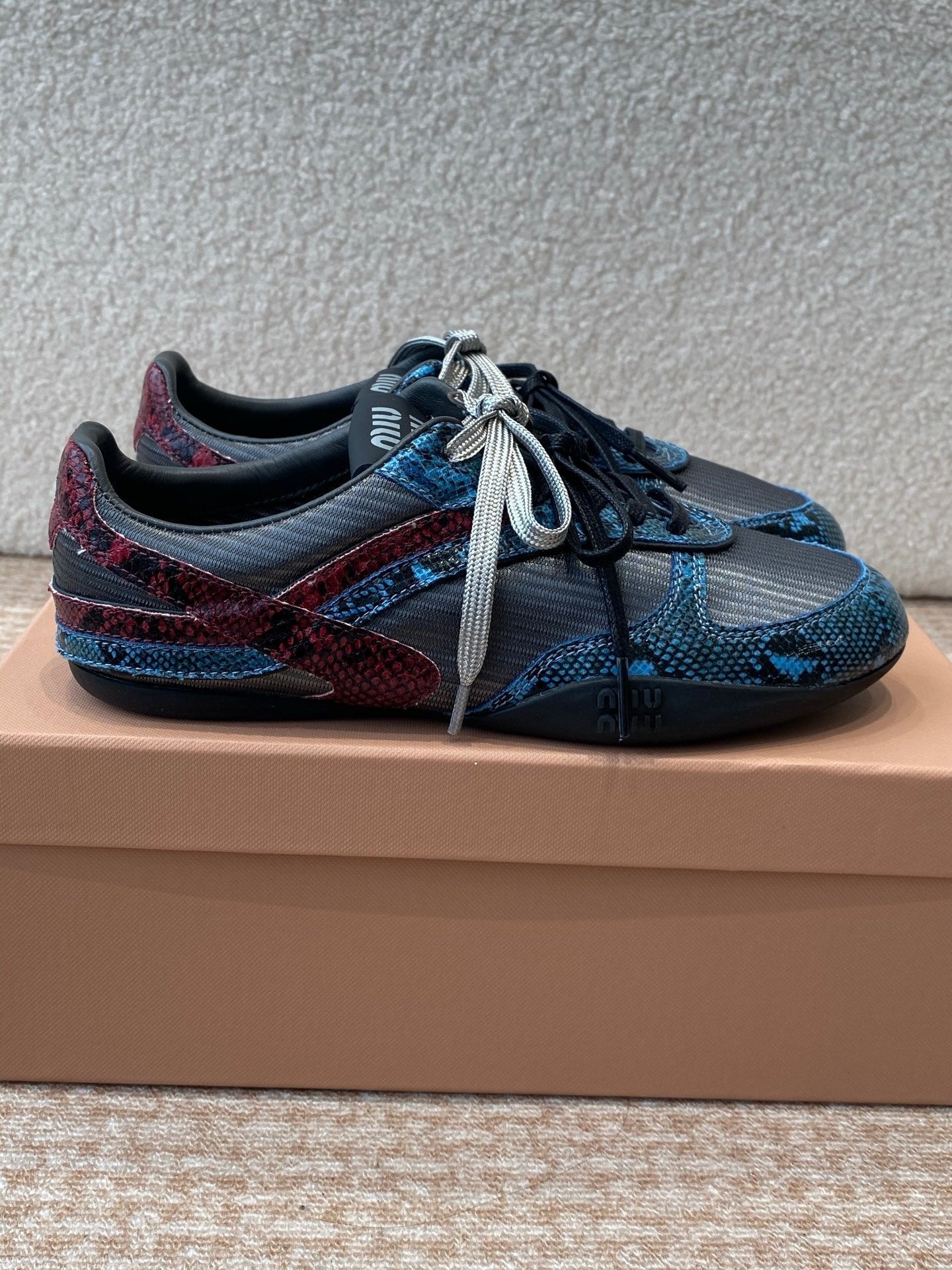 GYMNASIUM SNEAKER IN BLACK FABRIC AND BLUE SNAKE EFFECT CALFSKIN - 35