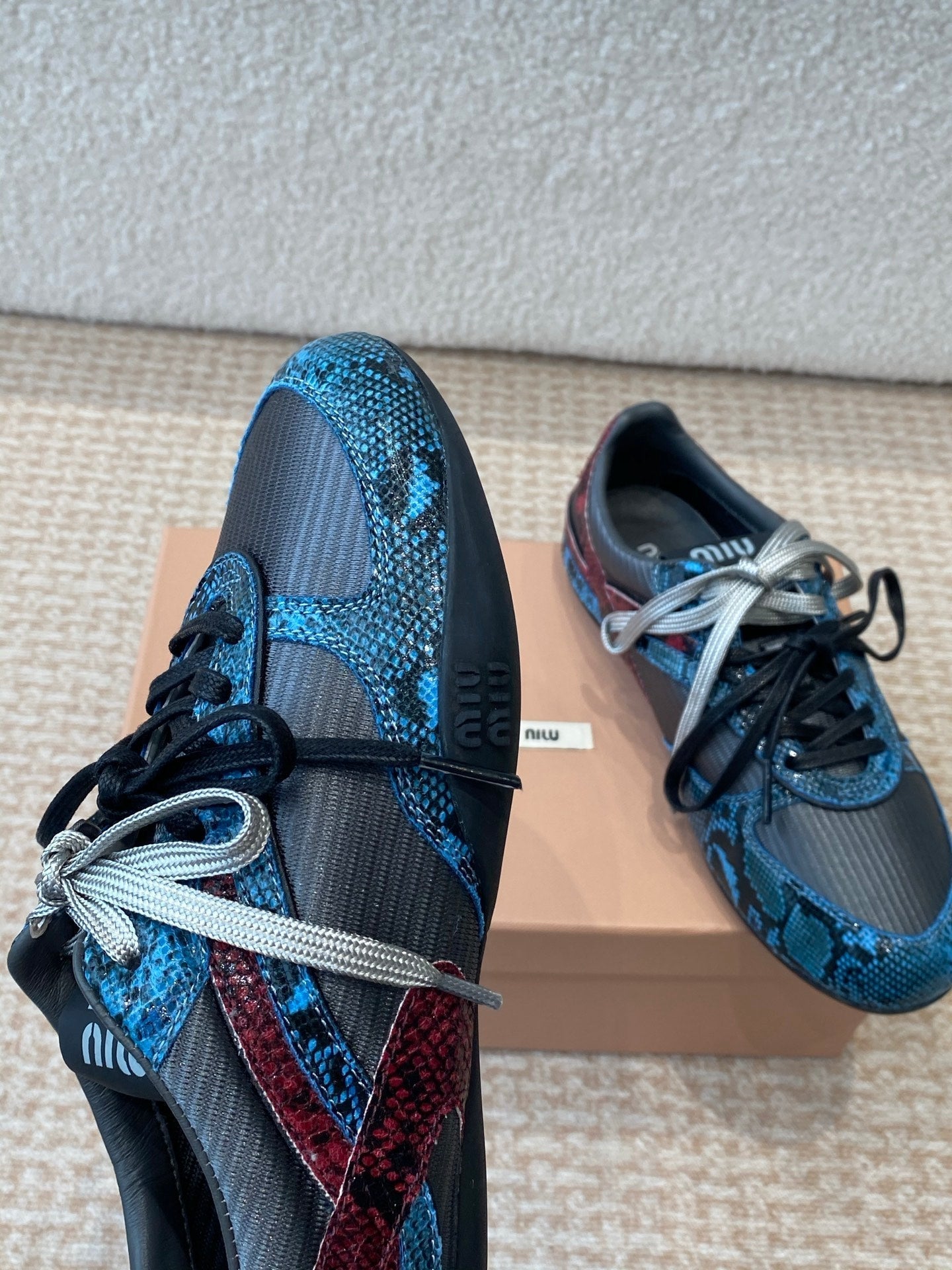 GYMNASIUM SNEAKER IN BLACK FABRIC AND BLUE SNAKE EFFECT CALFSKIN - 35