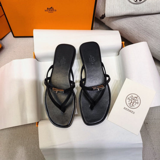 ШЛЬОПАНЦІ HERMES KELLY BUCKLE 26S З ЧОРНОЇ ТЕЛЯЧОЇ ШКІРИ, СРІБНА ФУРНІТУРА