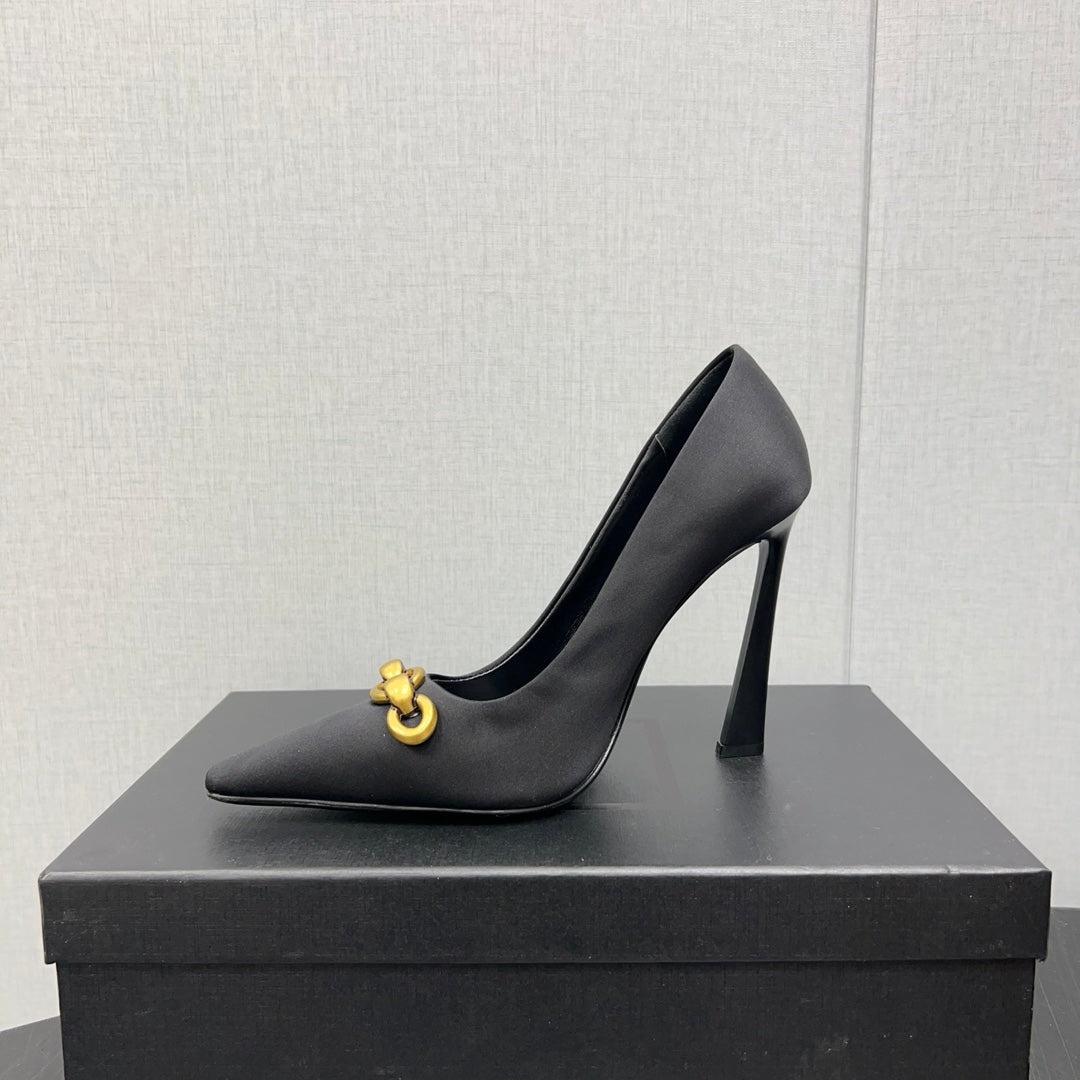 HIGH PUMPS IN BLACK SILK ATTACHED GOLD CHAIN - 34