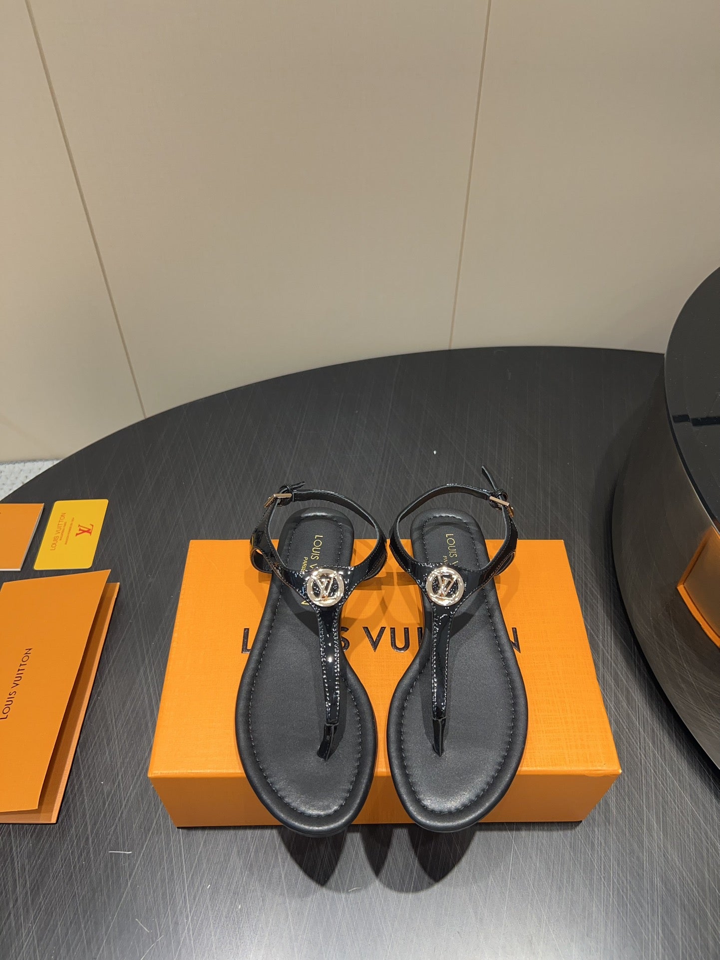 LV THONG SANDALS 25S IN BLACK CALFSKIN WITH GOLD HARDWARE - 35
