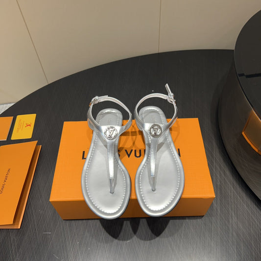 БОСОНІЖКИ LV THONG 25S ІЗ ТЕЛЯЧОЇ ШКІРИ СРІБНОГО КОЛЬОРУ З ФУРНІТУРОЮ СРІБНОГО КОЛЬОРУ – 35