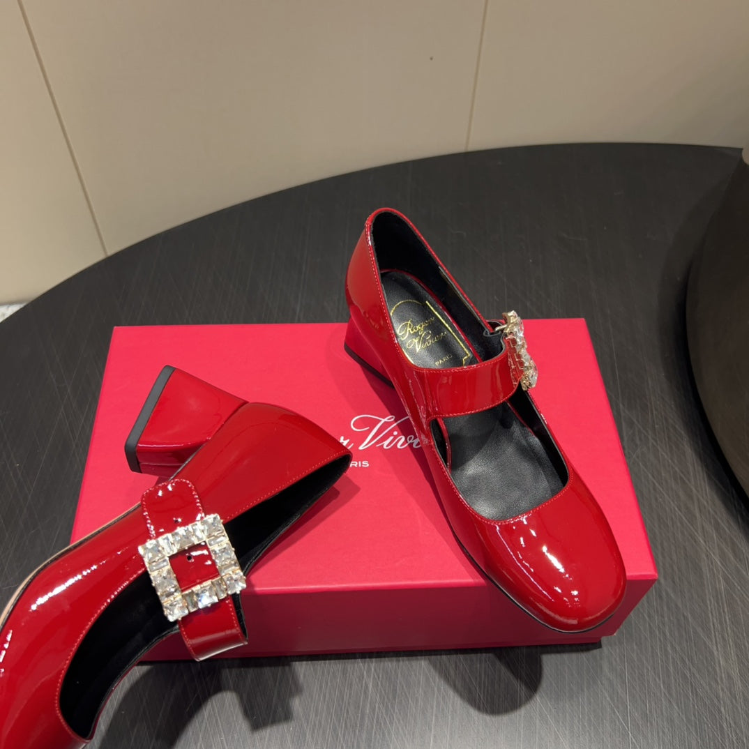 ROGER VIVIER 25S TRÈS VIVIER 50MM IN CRIMSON RED CALFSKIN WITH RHINESTONE BUCKLE - 34