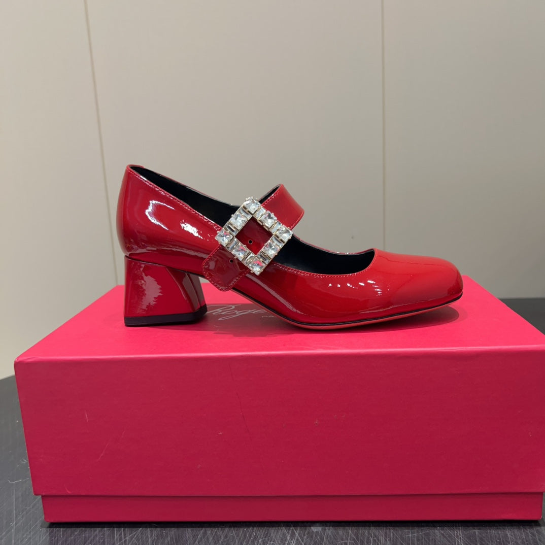 ROGER VIVIER 25S TRÈS VIVIER 50MM IN CRIMSON RED CALFSKIN WITH RHINESTONE BUCKLE - 34