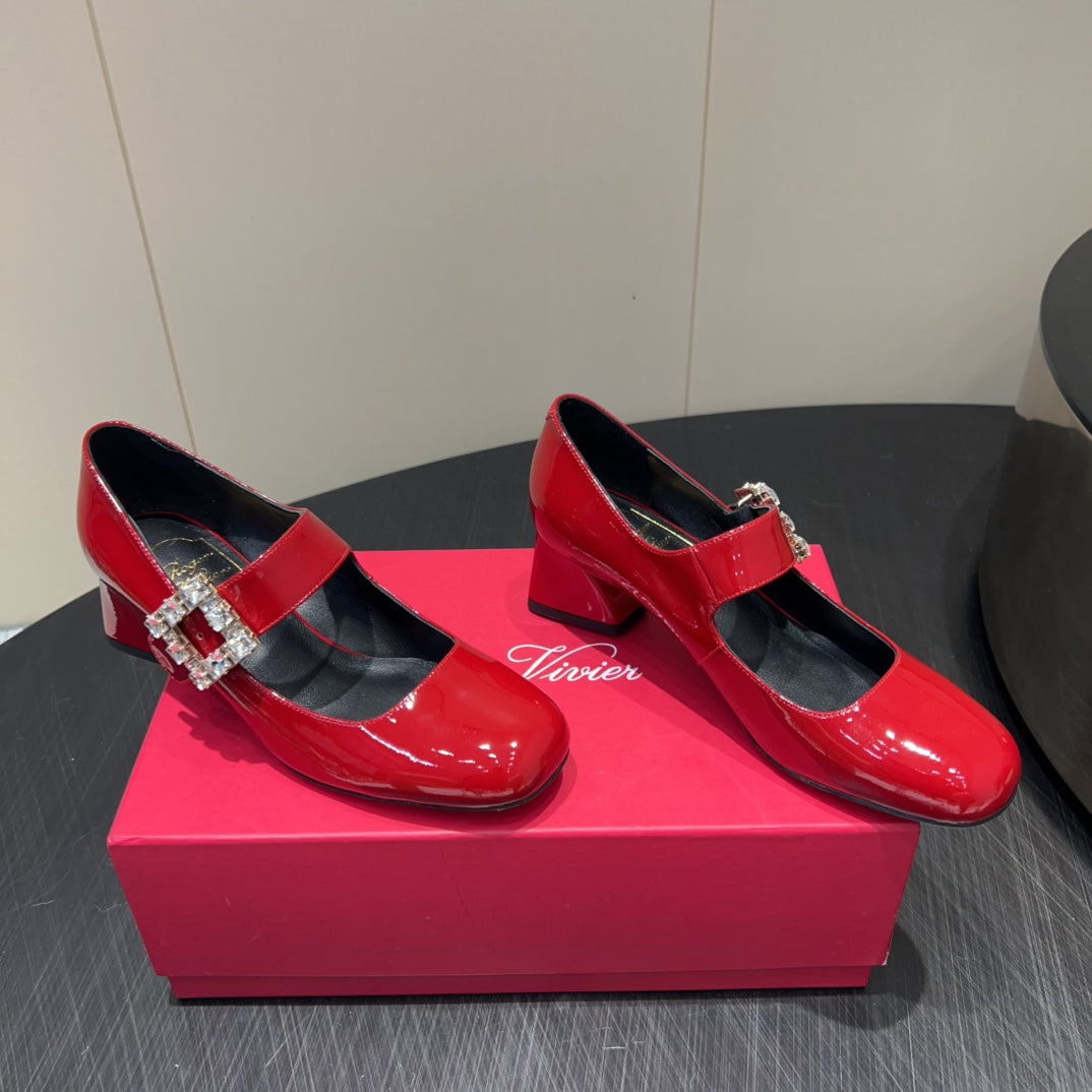 ROGER VIVIER 25S TRÈS VIVIER 50MM IN CRIMSON RED CALFSKIN WITH RHINESTONE BUCKLE - 34