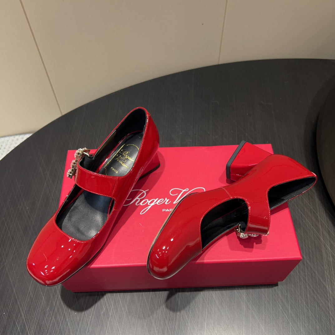 ROGER VIVIER 25S TRÈS VIVIER 50MM IN CRIMSON RED CALFSKIN WITH RHINESTONE BUCKLE - 34