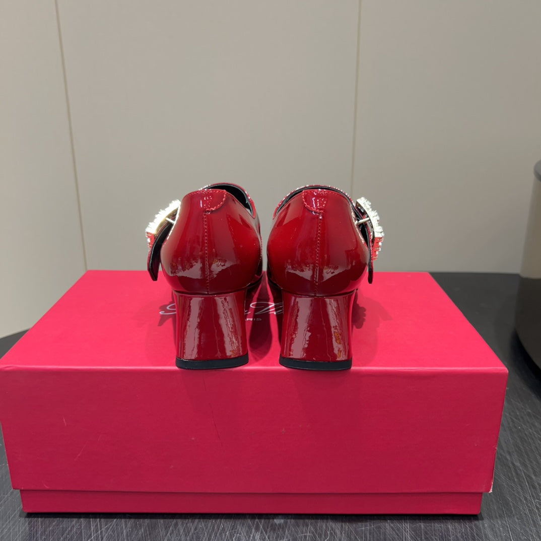 ROGER VIVIER 25S TRÈS VIVIER 50MM IN CRIMSON RED CALFSKIN WITH RHINESTONE BUCKLE - 34