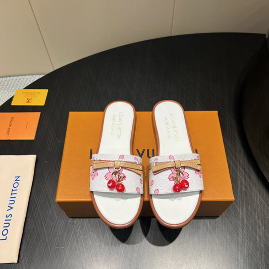 ШЛЬОПАНЦІ LV SLIDE 25S З БІЛОЇ ТЕЛЯЧОЇ ШКІРИ З ПРЯЖКОЮ У ФОРМІ КВІТКИ ВИШНІ – 35