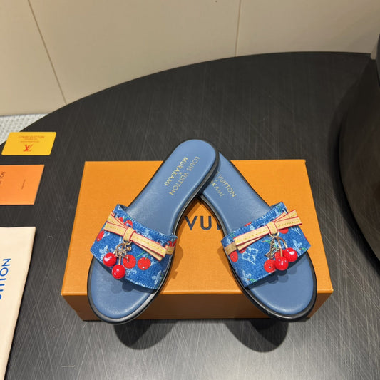 ШЛЬОПАНЦІ LV SLIDE 25S ІЗ ТЕМНО-СИНЬОГО ДЕНІМУ ТА ТЕЛЯЧОЇ ШКІРИ З ПРЯЖКОЮ У ФОРМІ КВІТКИ ВИШНІ - 35