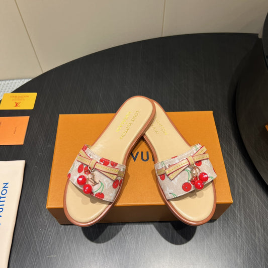 ШЛЬОПАНЦІ LV SLIDE З БЕЖЕВОГО ДЕНІМУ ТА ТЕЛЯЧОЇ ШКІРИ З ПРЯЖКОЮ У ВИГЛЯДІ ЦВІТУ ВИШНІ — 35