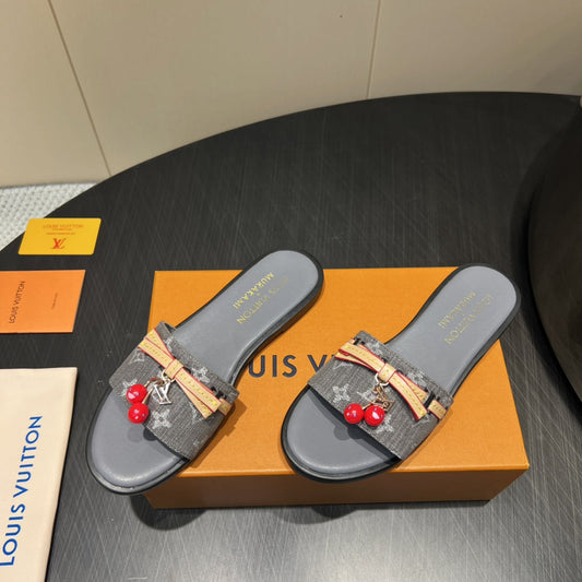 ШЛЬОПАНЦІ LV SLIDE 25S ІЗ ТЕМНО-СІРОГО ДЕНІМУ ТА ТЕЛЯЧОЇ ШКІРИ З ПРЯЖКОЮ У ФОРМІ КВІТКИ ВИШНІ – 35