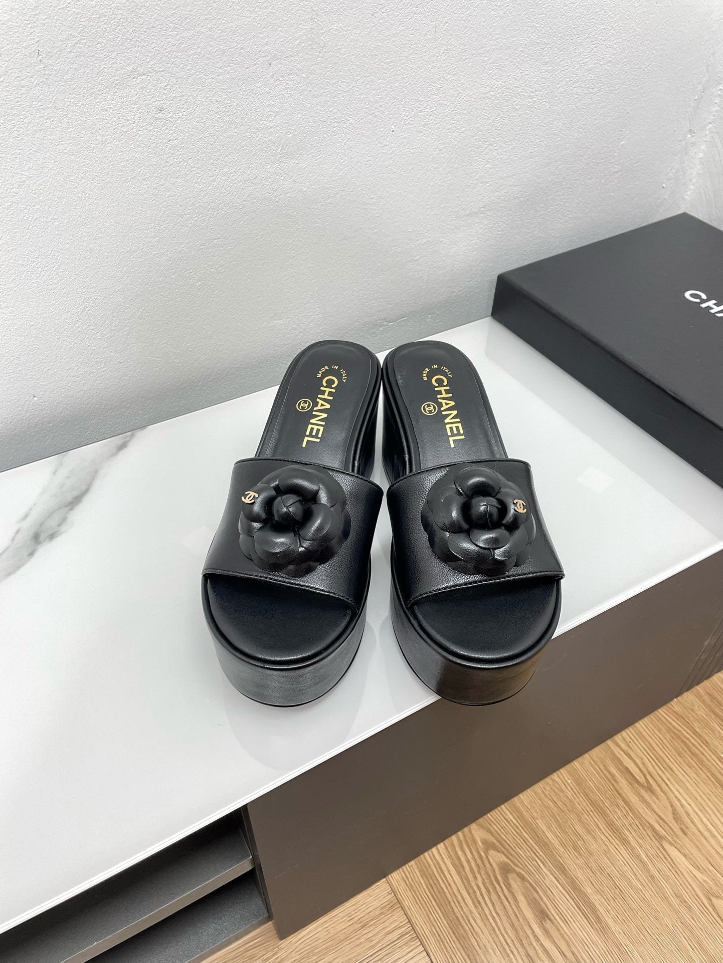 WEDGE PLATFORM BLACK LAMBSKIN WITH FLOWER - 35