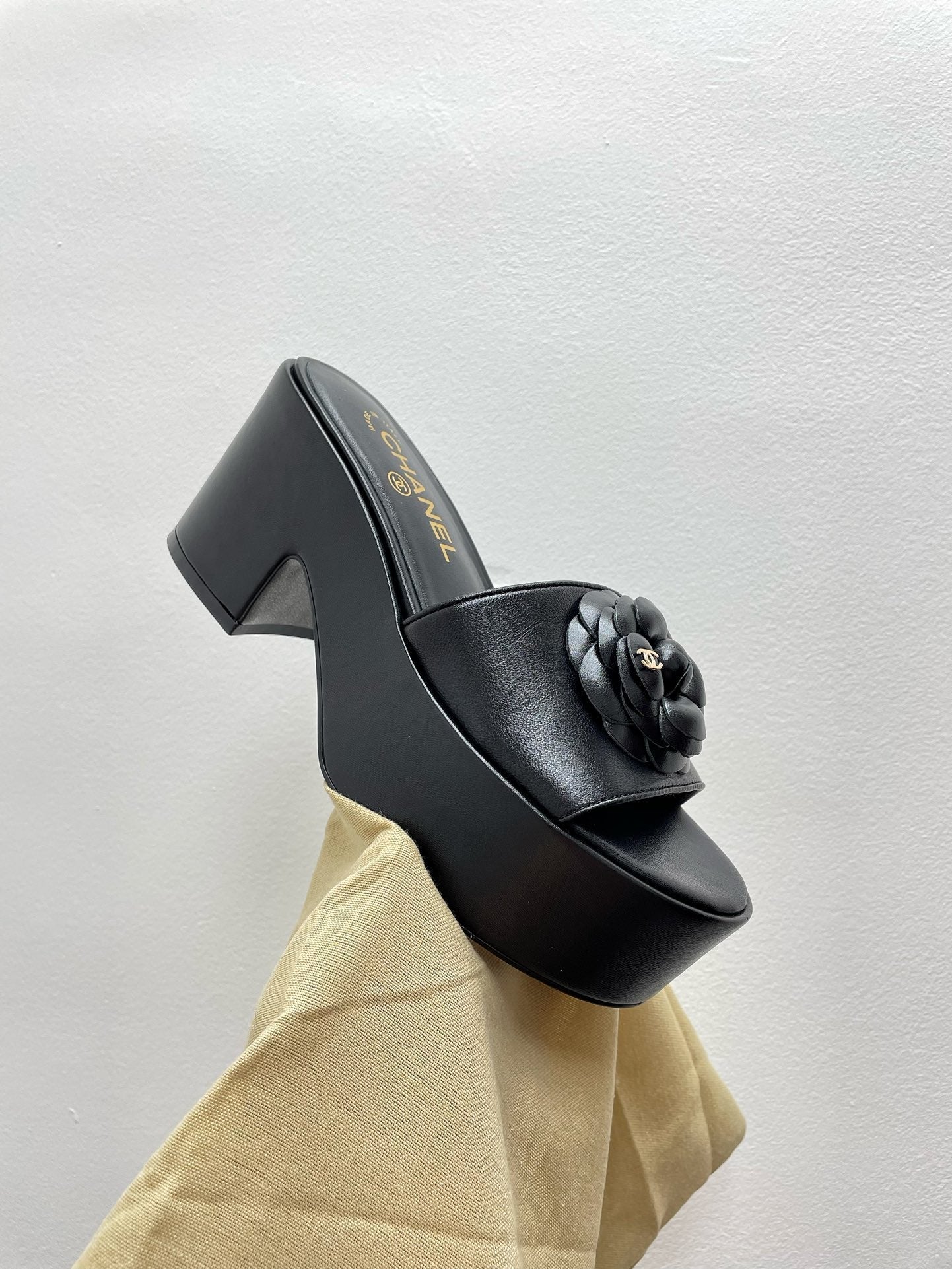 WEDGE PLATFORM BLACK LAMBSKIN WITH FLOWER - 35