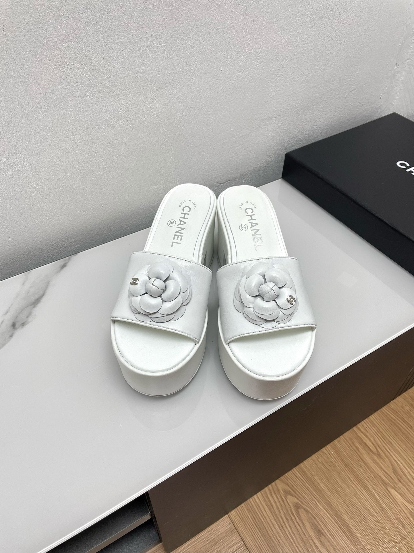 WEDGE PLATFORM WHITE LAMBSKIN WITH FLOWER - 35