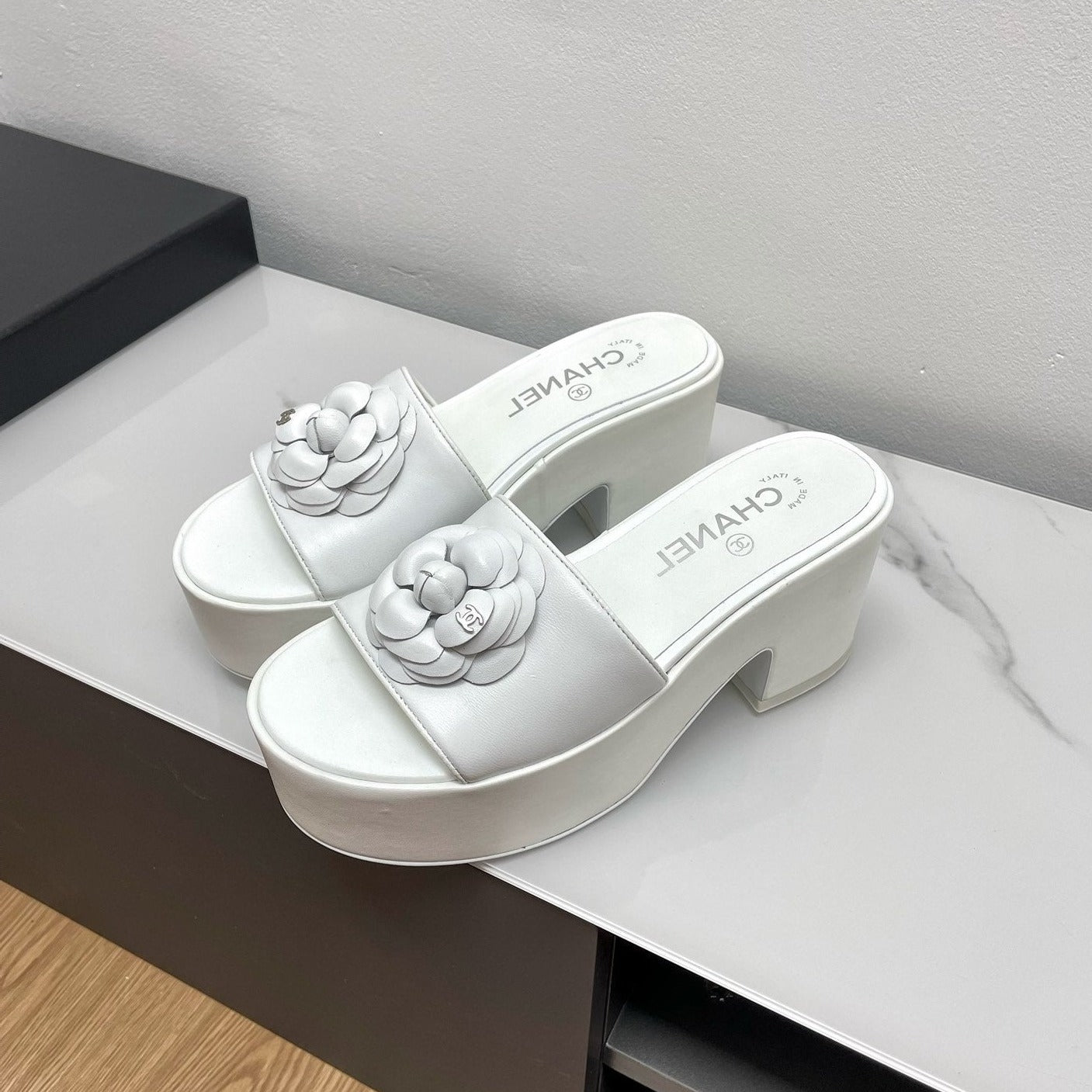 WEDGE PLATFORM WHITE LAMBSKIN WITH FLOWER - 35