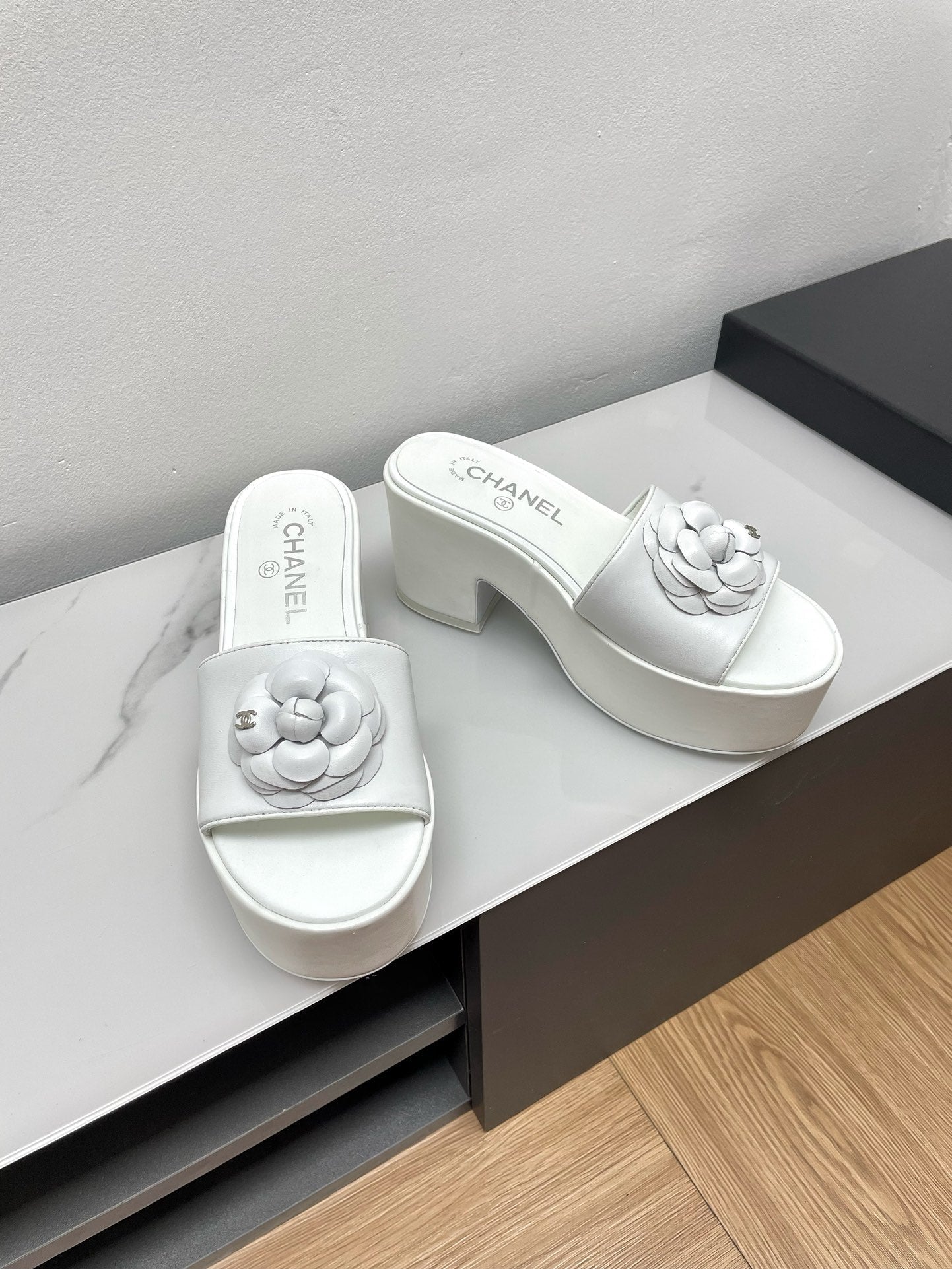 WEDGE PLATFORM WHITE LAMBSKIN WITH FLOWER - 35