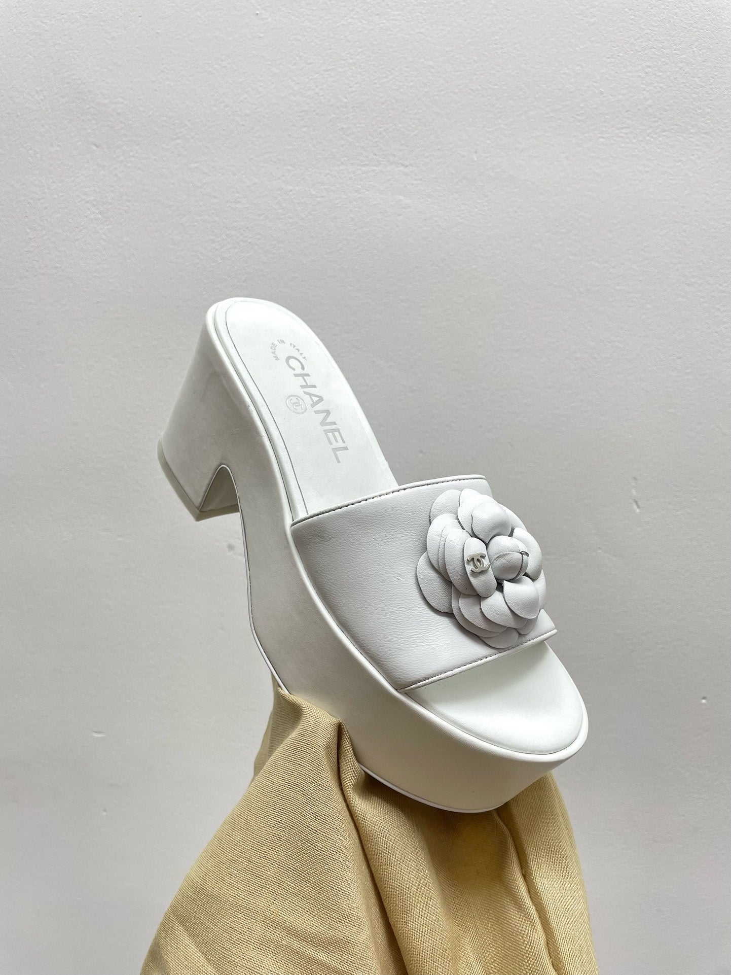 WEDGE PLATFORM WHITE LAMBSKIN WITH FLOWER - 35