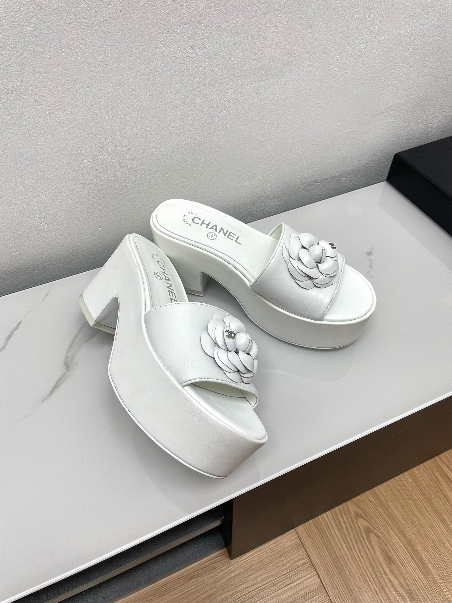 WEDGE PLATFORM WHITE LAMBSKIN WITH FLOWER - 35