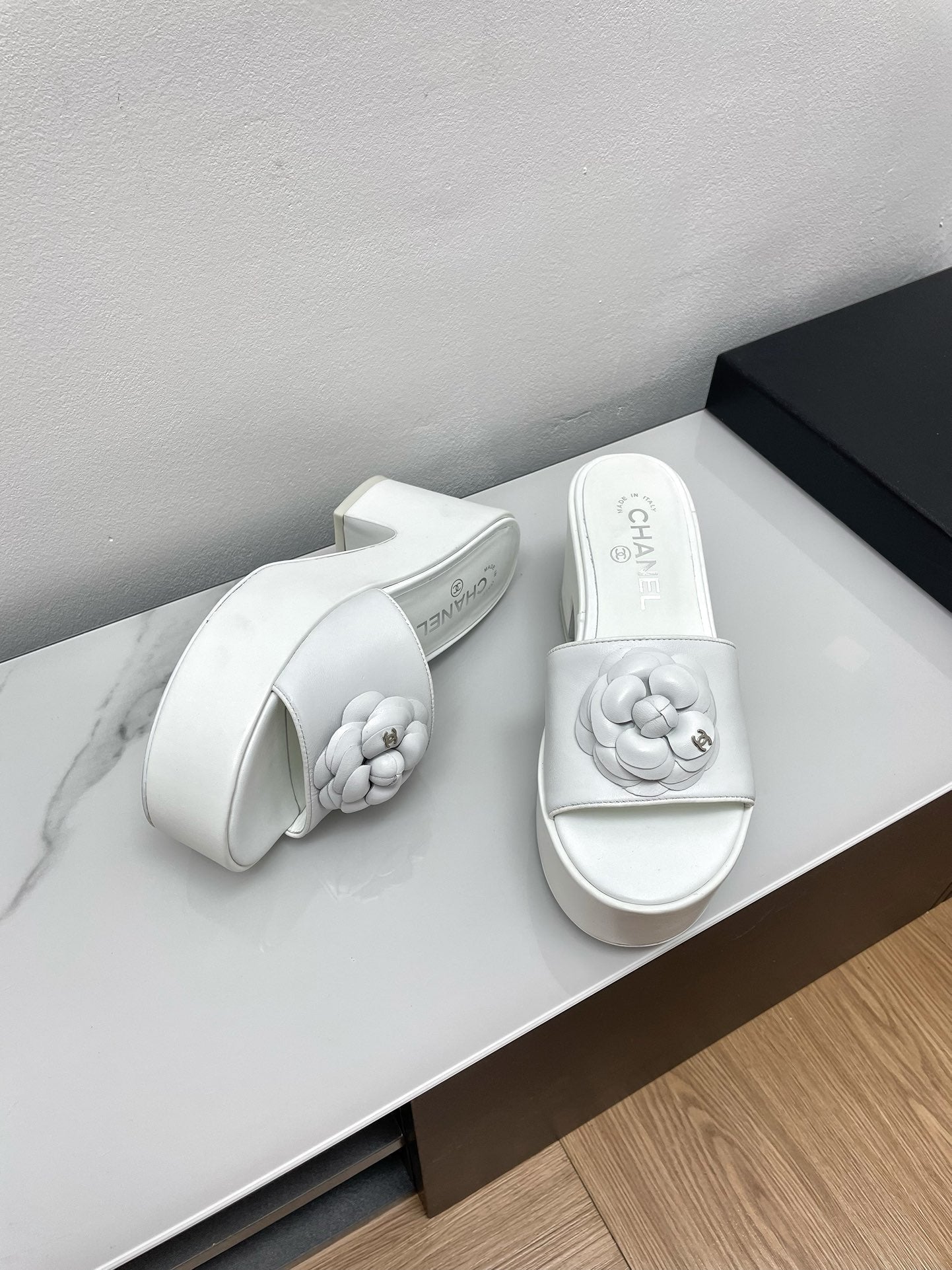 WEDGE PLATFORM WHITE LAMBSKIN WITH FLOWER - 35