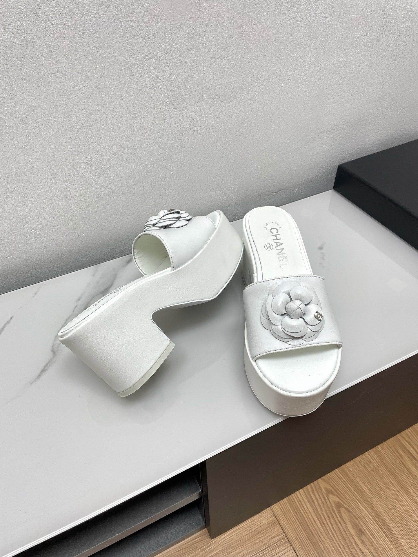 WEDGE PLATFORM WHITE LAMBSKIN WITH FLOWER - 35
