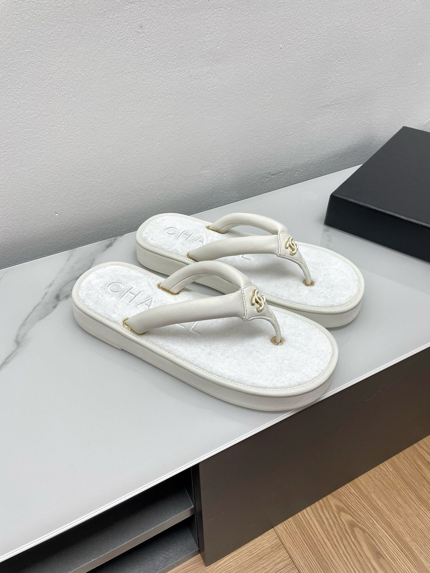 THONG SLIPPERS IN WHITE LAMBSKIN - 35