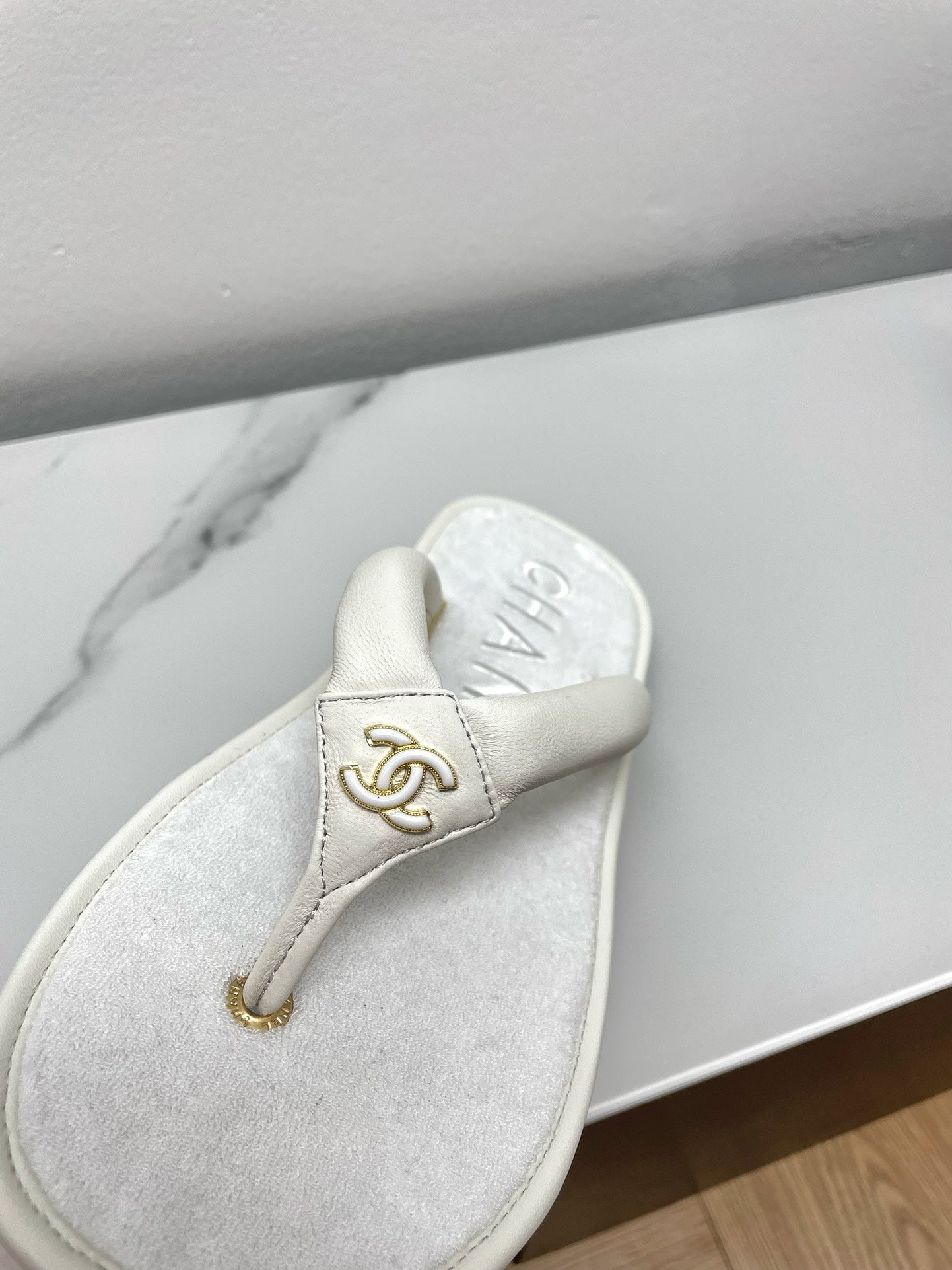 THONG SLIPPERS IN WHITE LAMBSKIN - 35