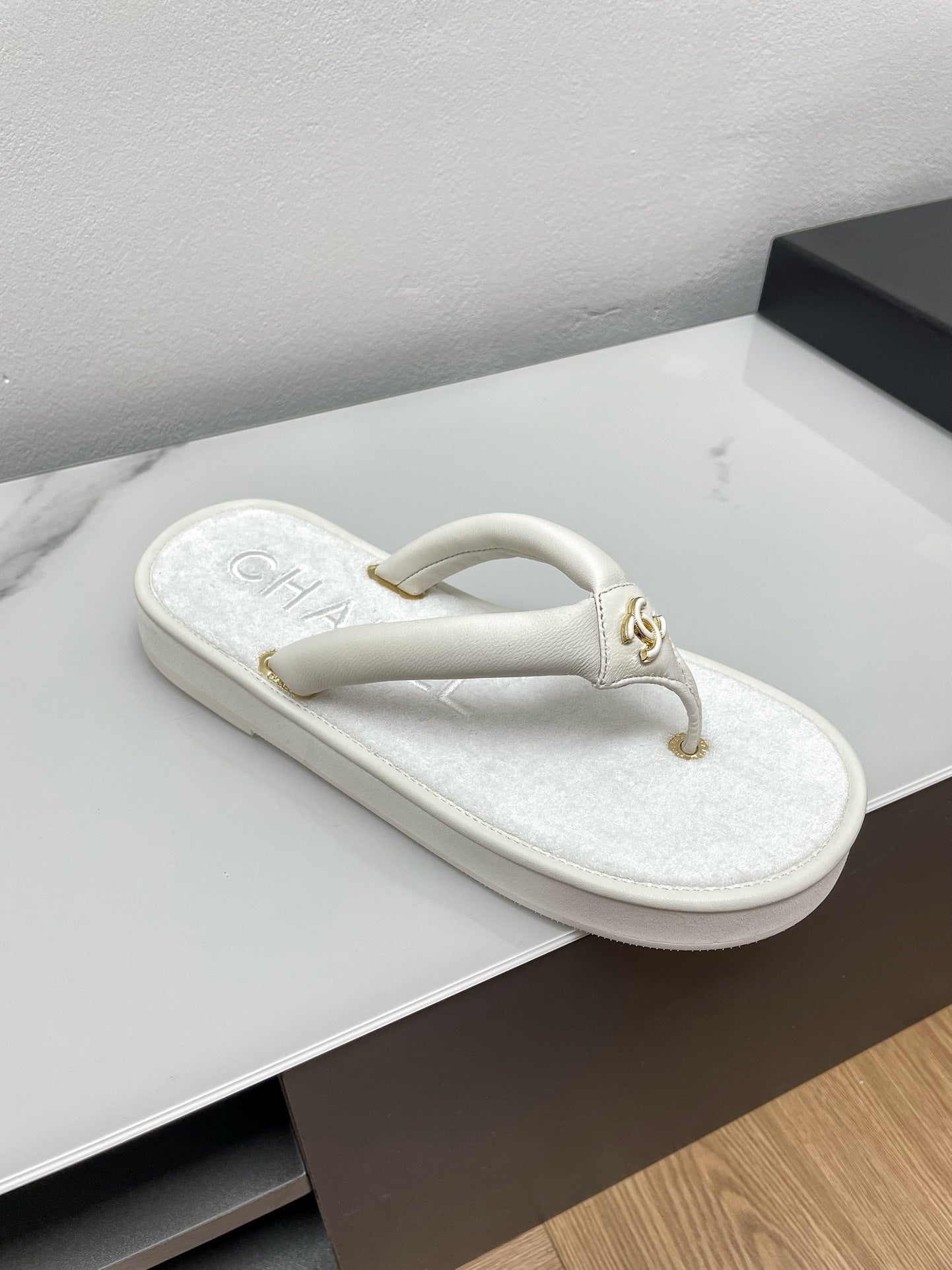 THONG SLIPPERS IN WHITE LAMBSKIN - 35