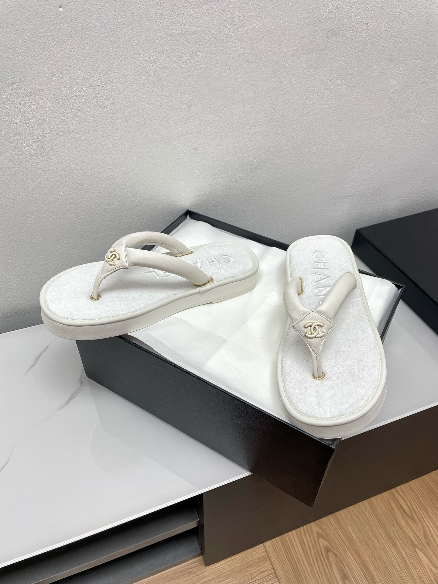 THONG SLIPPERS IN WHITE LAMBSKIN - 35