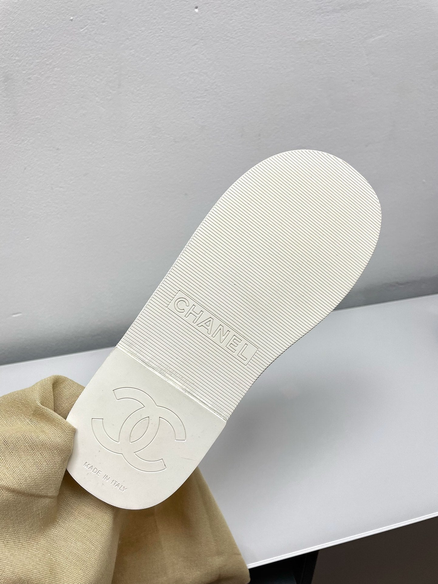 THONG SLIPPERS IN WHITE LAMBSKIN - 35