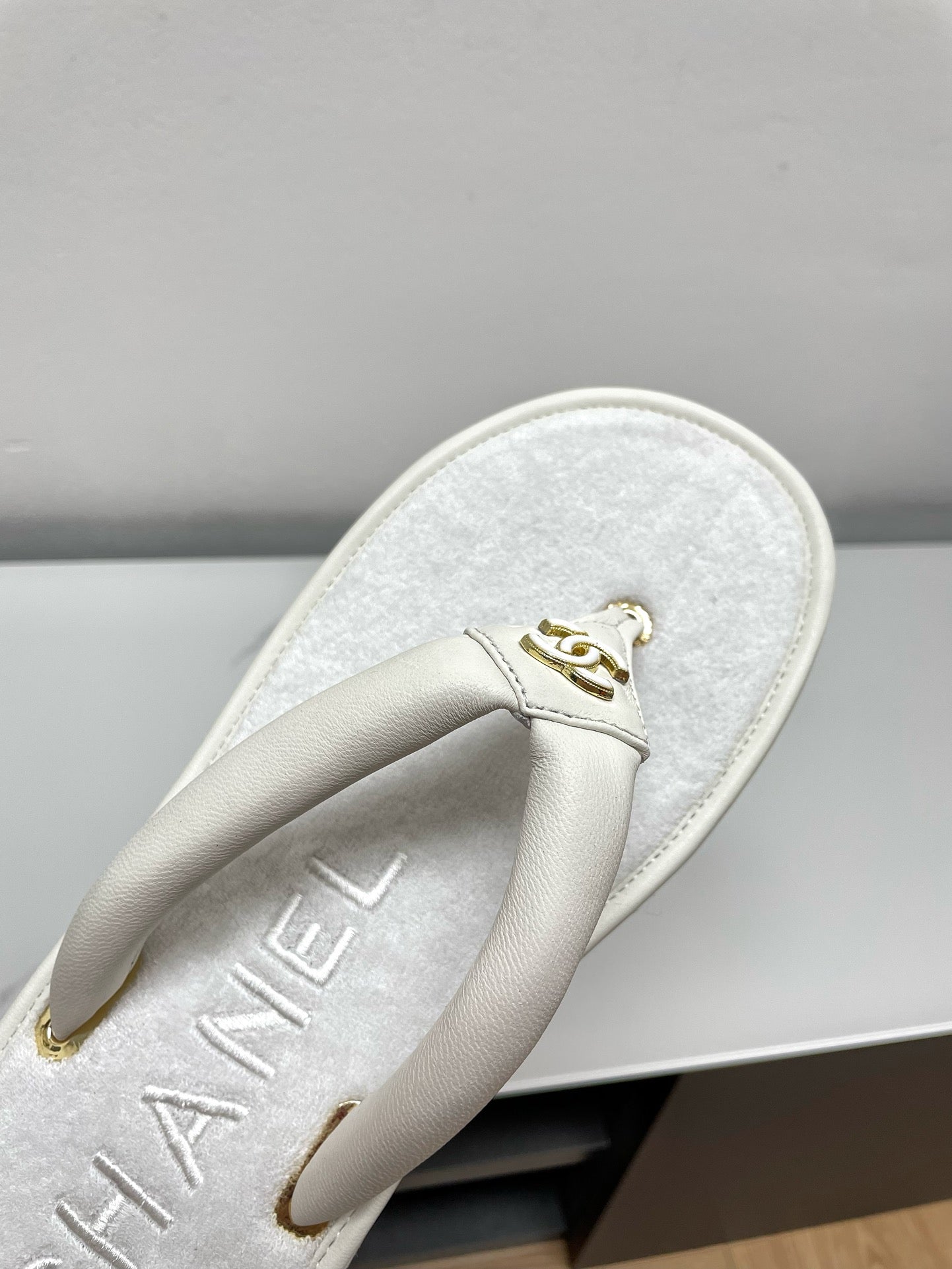 THONG SLIPPERS IN WHITE LAMBSKIN - 35
