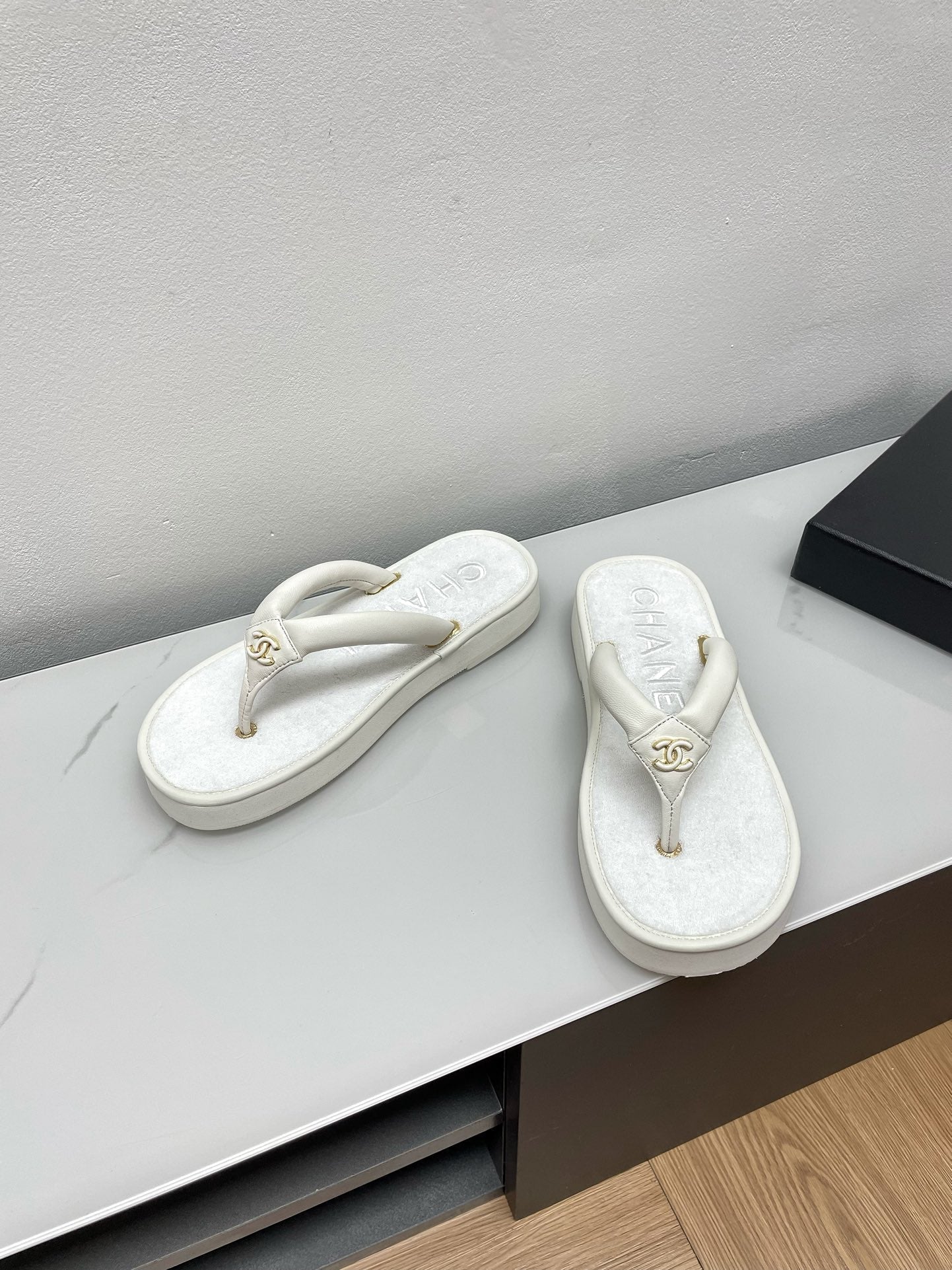 THONG SLIPPERS IN WHITE LAMBSKIN - 35