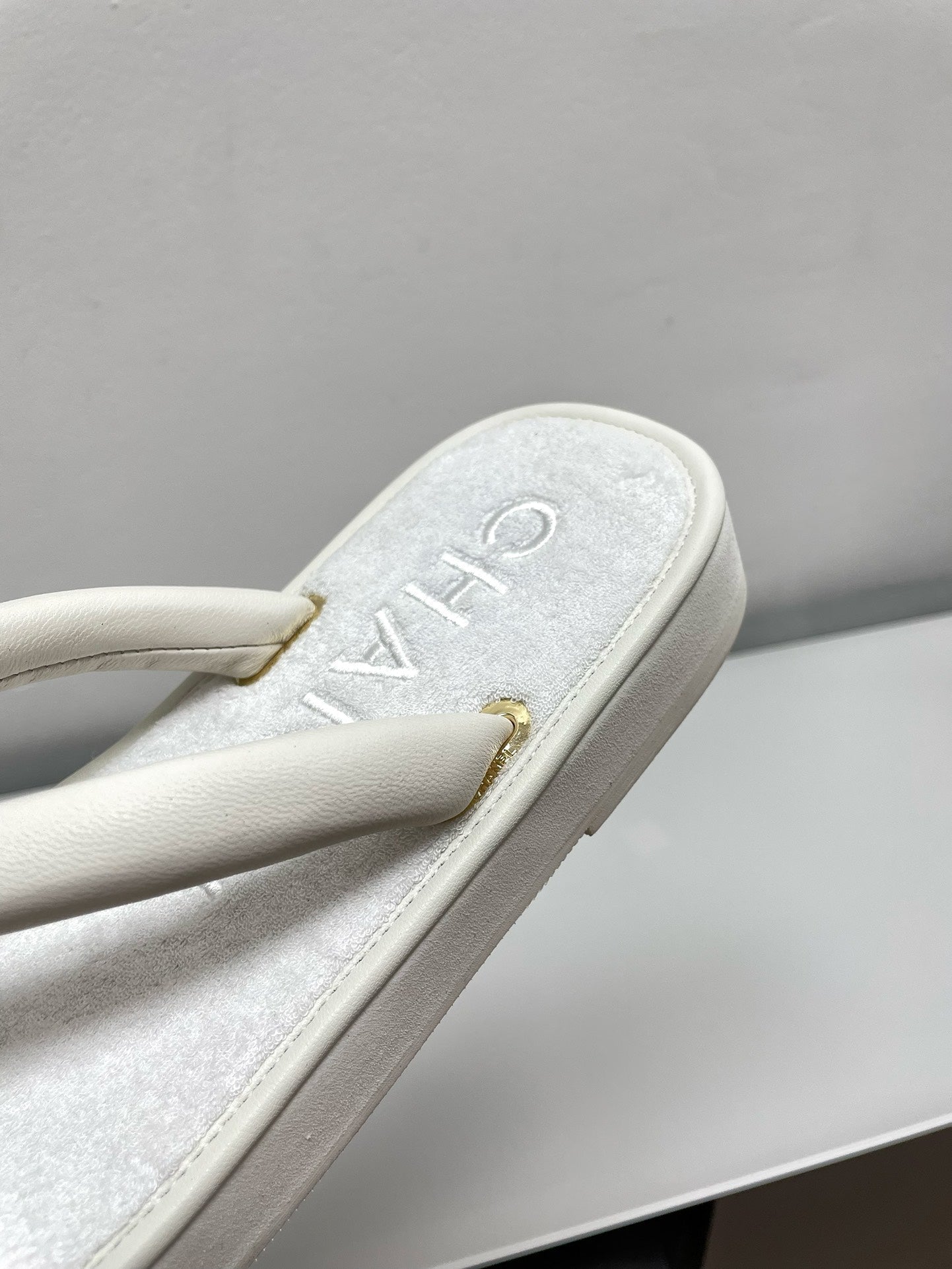 THONG SLIPPERS IN WHITE LAMBSKIN - 35