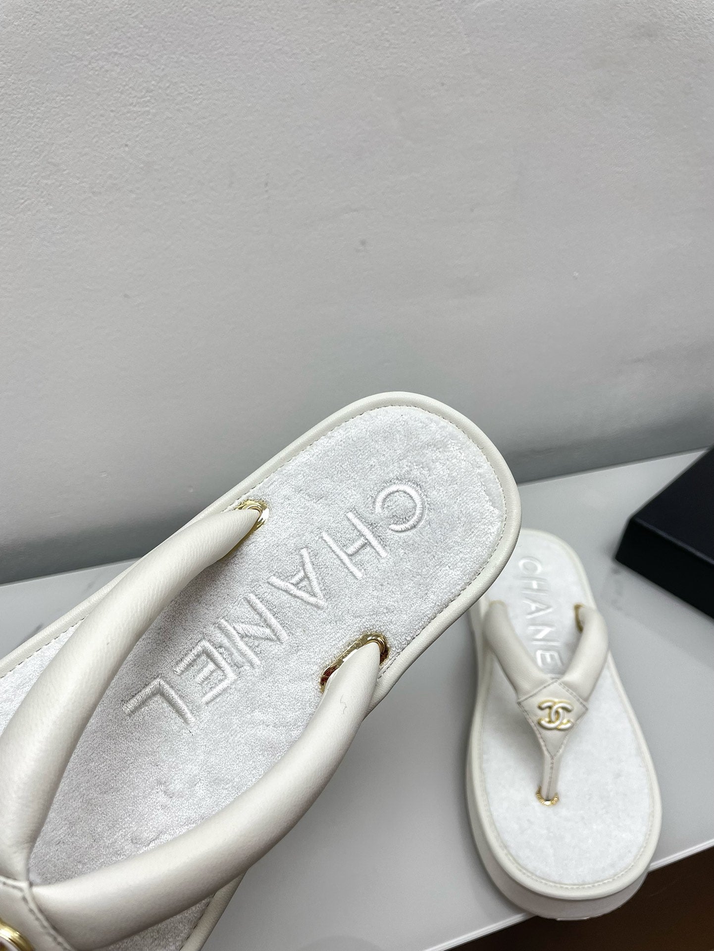 THONG SLIPPERS IN WHITE LAMBSKIN - 35