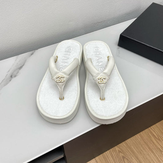 THONG SLIPPERS IN WHITE LAMBSKIN - 35