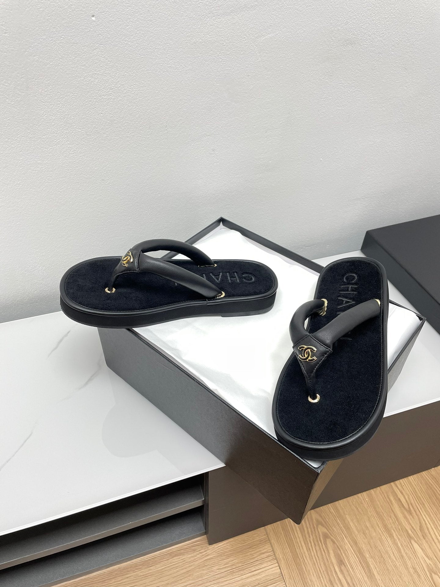 THONG SLIPPERS IN BLACK LAMBSKIN - 35