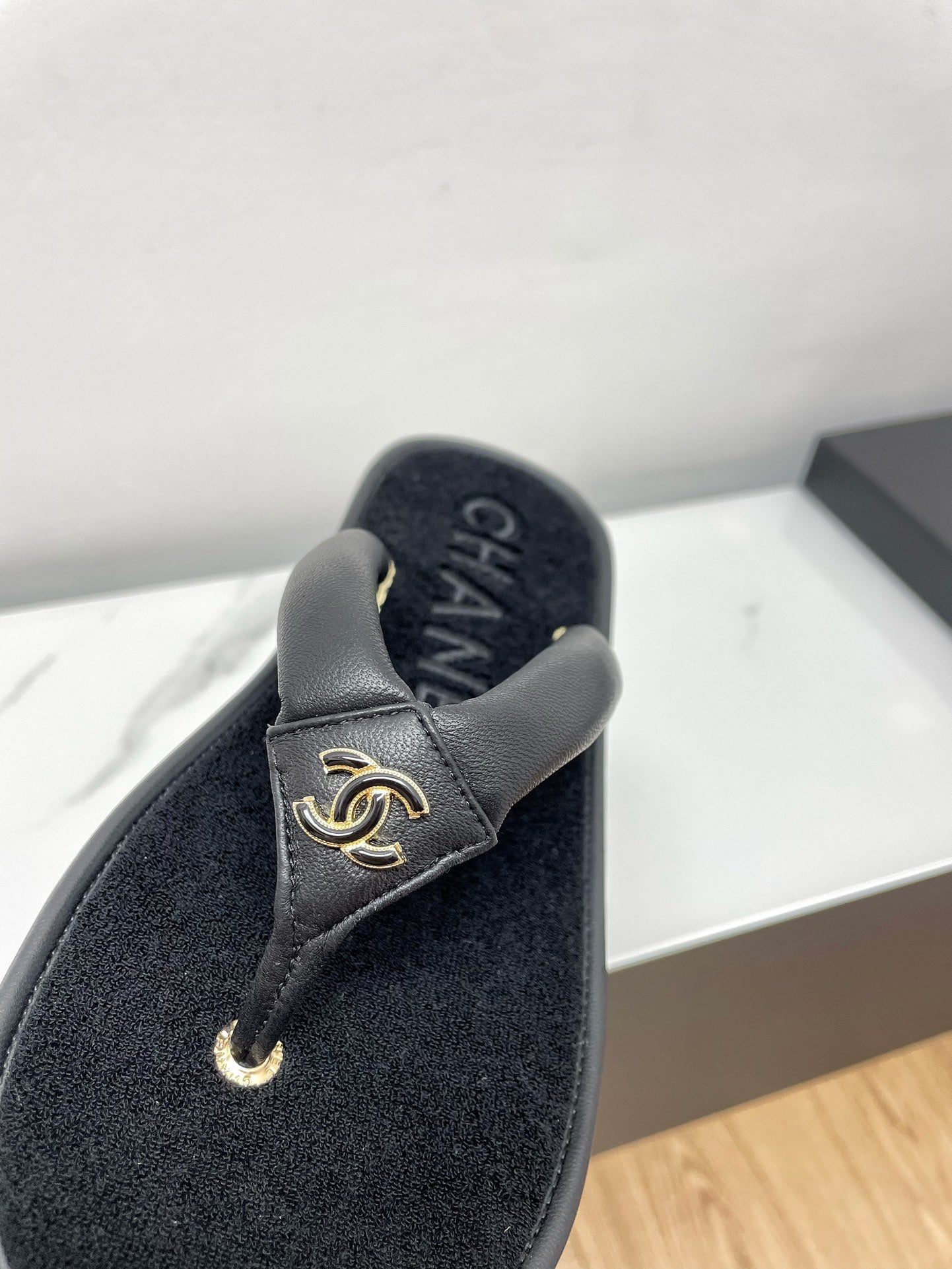 THONG SLIPPERS IN BLACK LAMBSKIN - 35