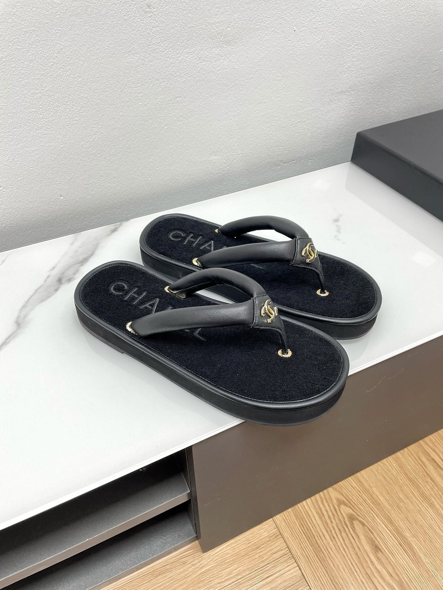 THONG SLIPPERS IN BLACK LAMBSKIN - 35