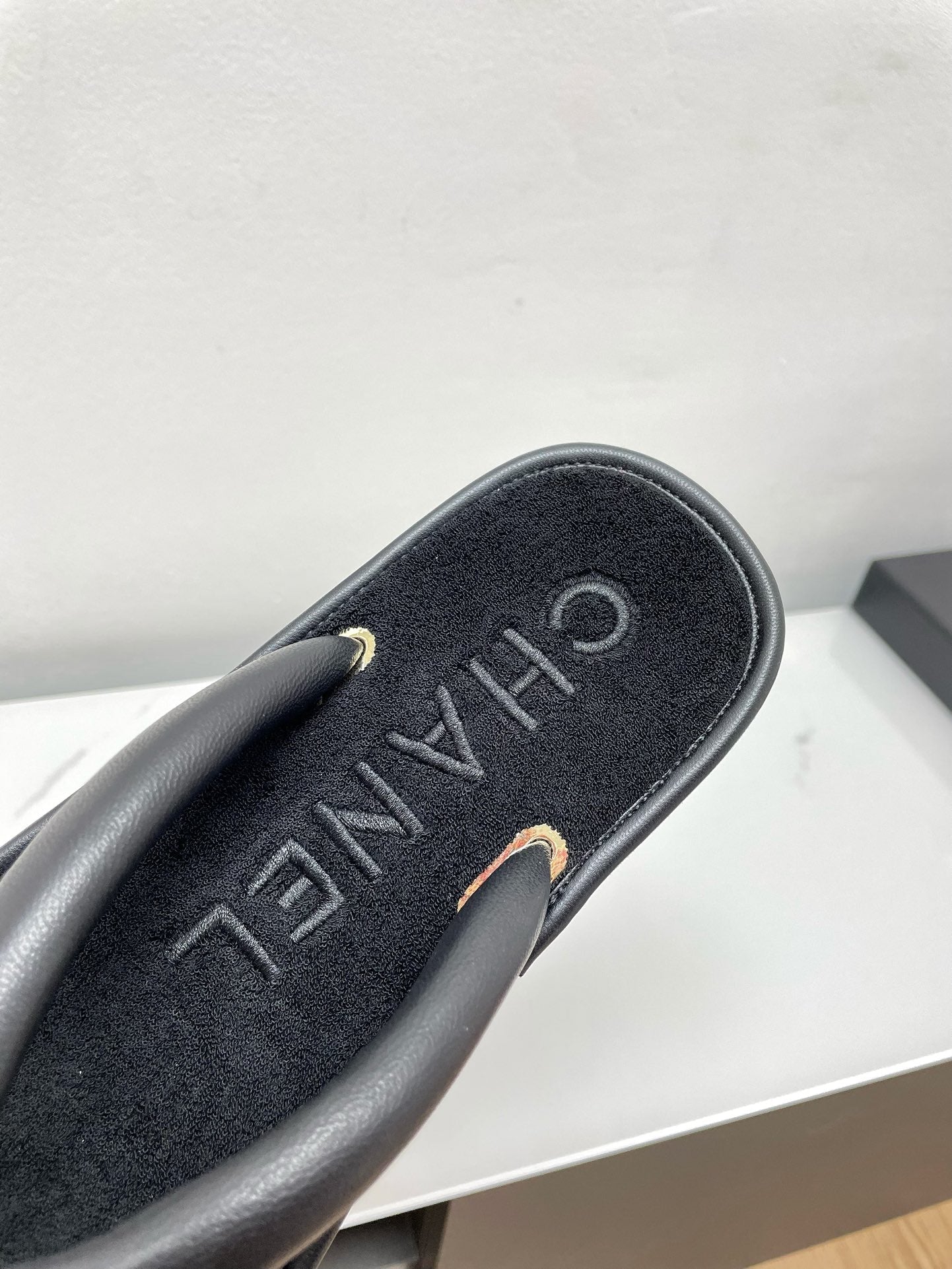 THONG SLIPPERS IN BLACK LAMBSKIN - 35