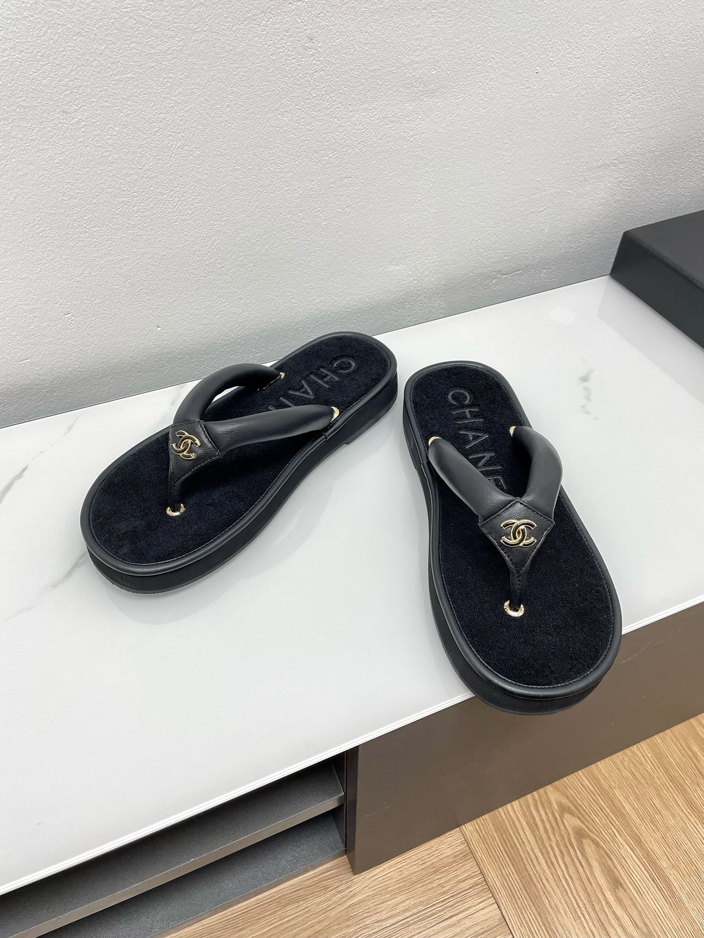 THONG SLIPPERS IN BLACK LAMBSKIN - 35