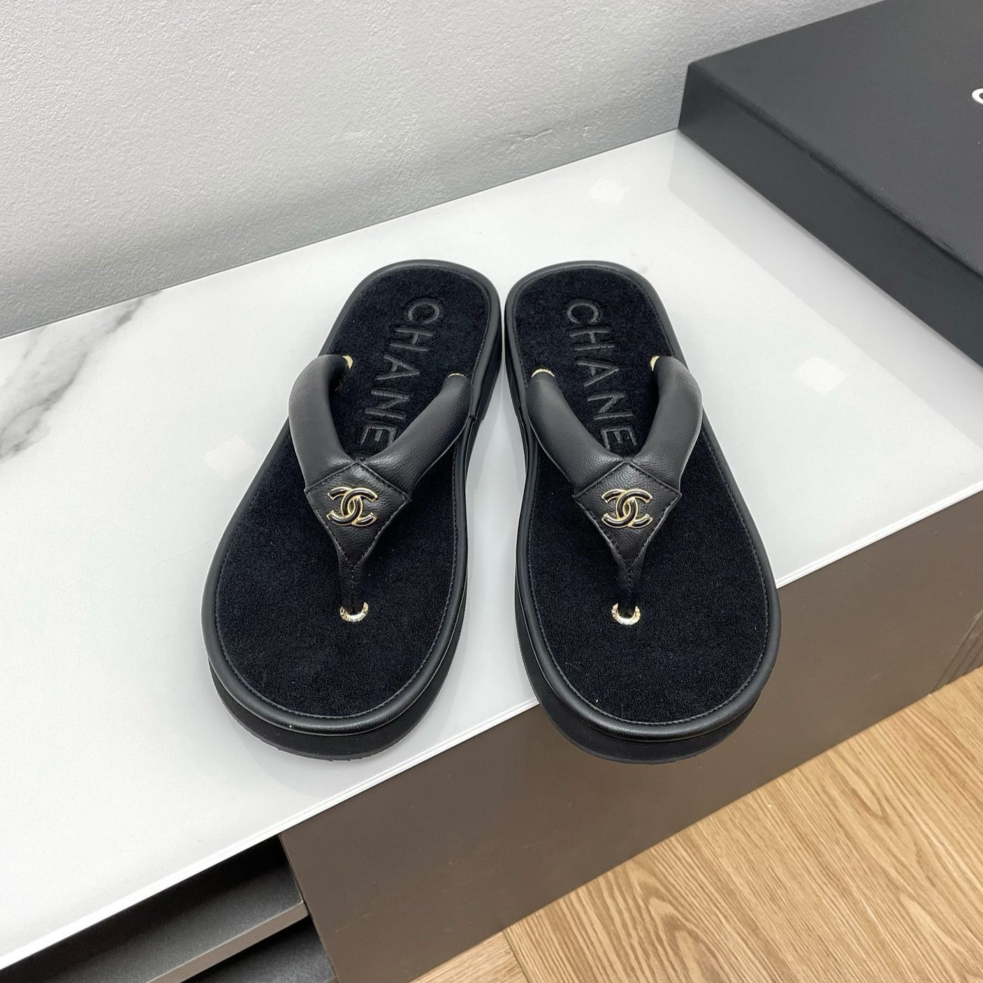 THONG SLIPPERS IN BLACK LAMBSKIN - 35
