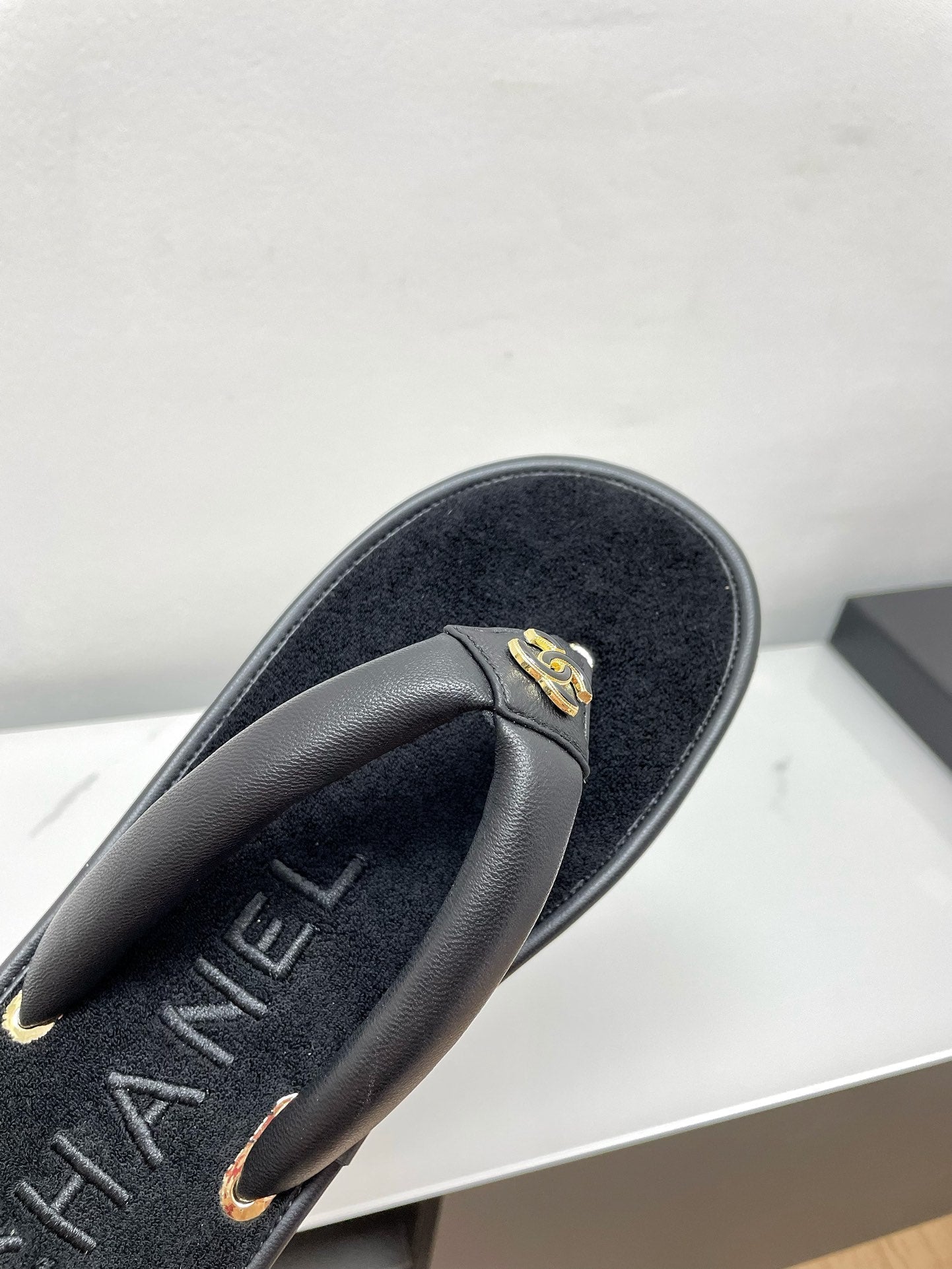 THONG SLIPPERS IN BLACK LAMBSKIN - 35