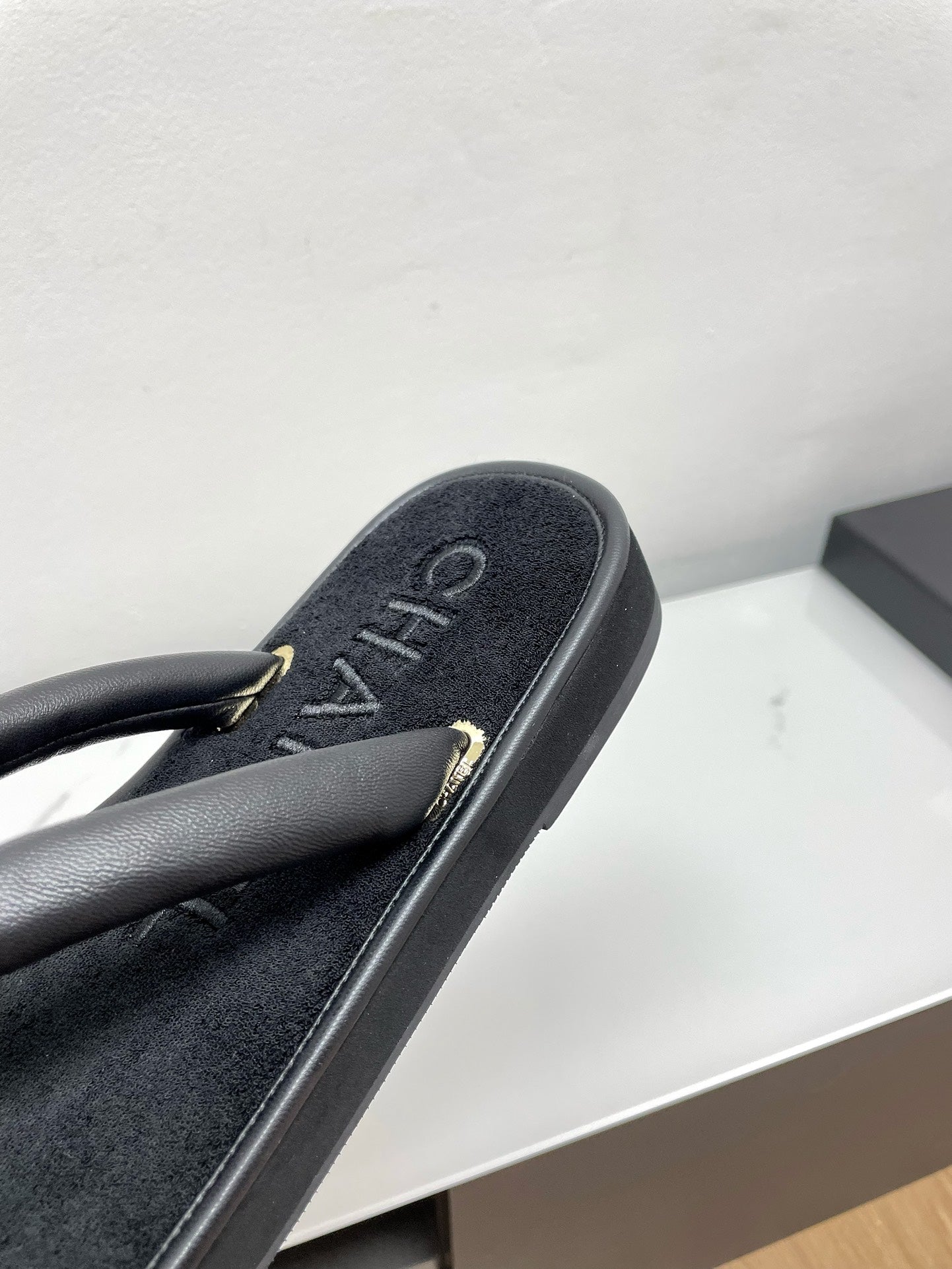 THONG SLIPPERS IN BLACK LAMBSKIN - 35
