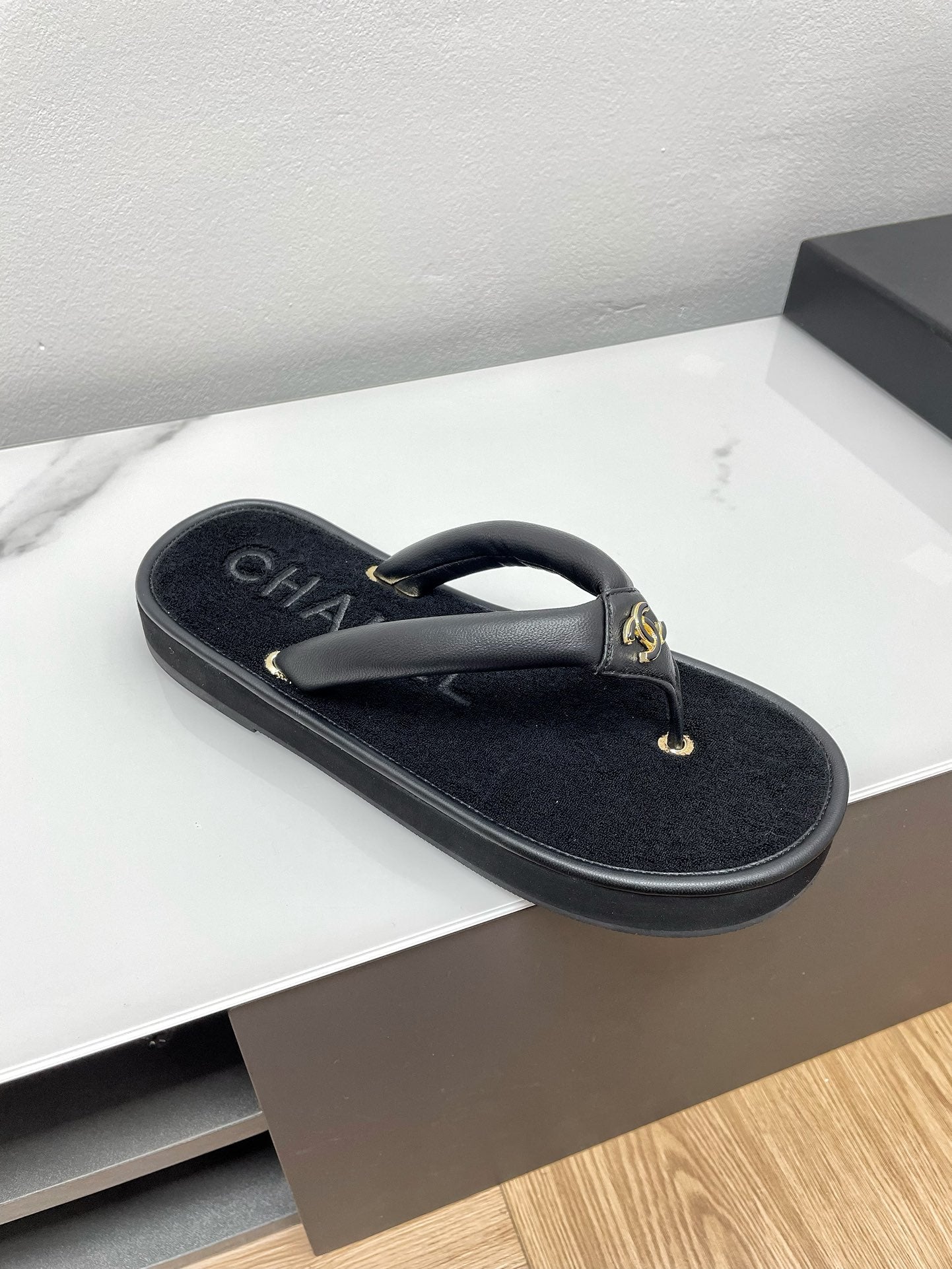 THONG SLIPPERS IN BLACK LAMBSKIN - 35