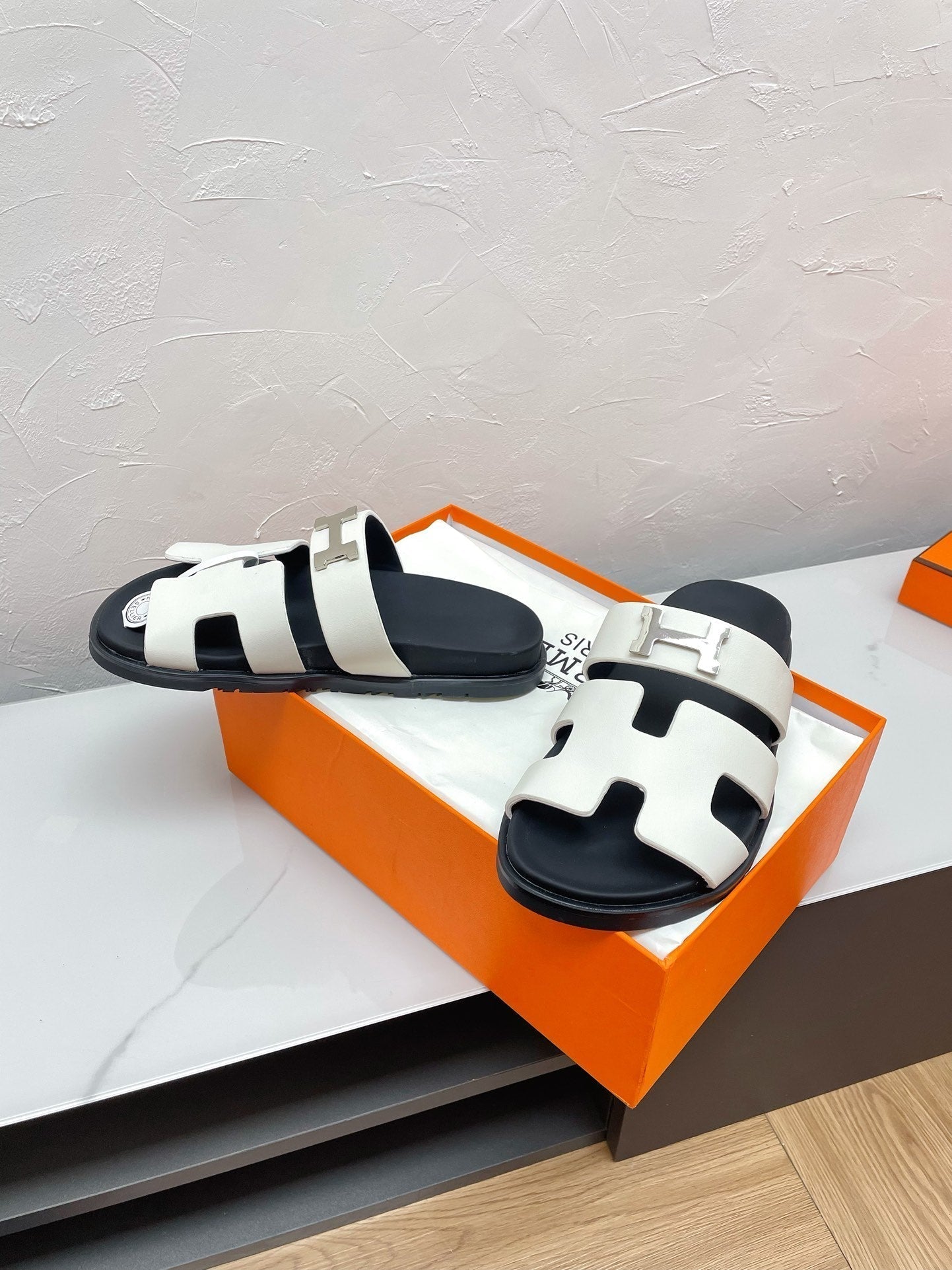 CHYPRE SANDAL WHITE LAMBSKIN WITH H BUCKLE - 34