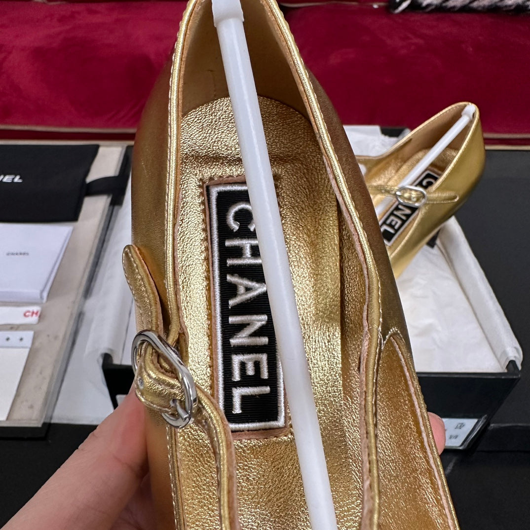 HIGH MARY JANE IN GOLDEN CALFSKIN AND BLACK SATIN - 35
